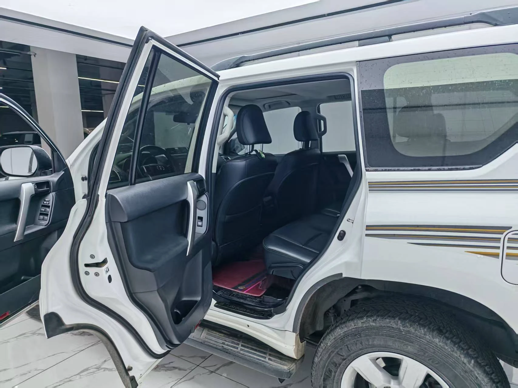 Toyota Land Cruiser Prado - interior
