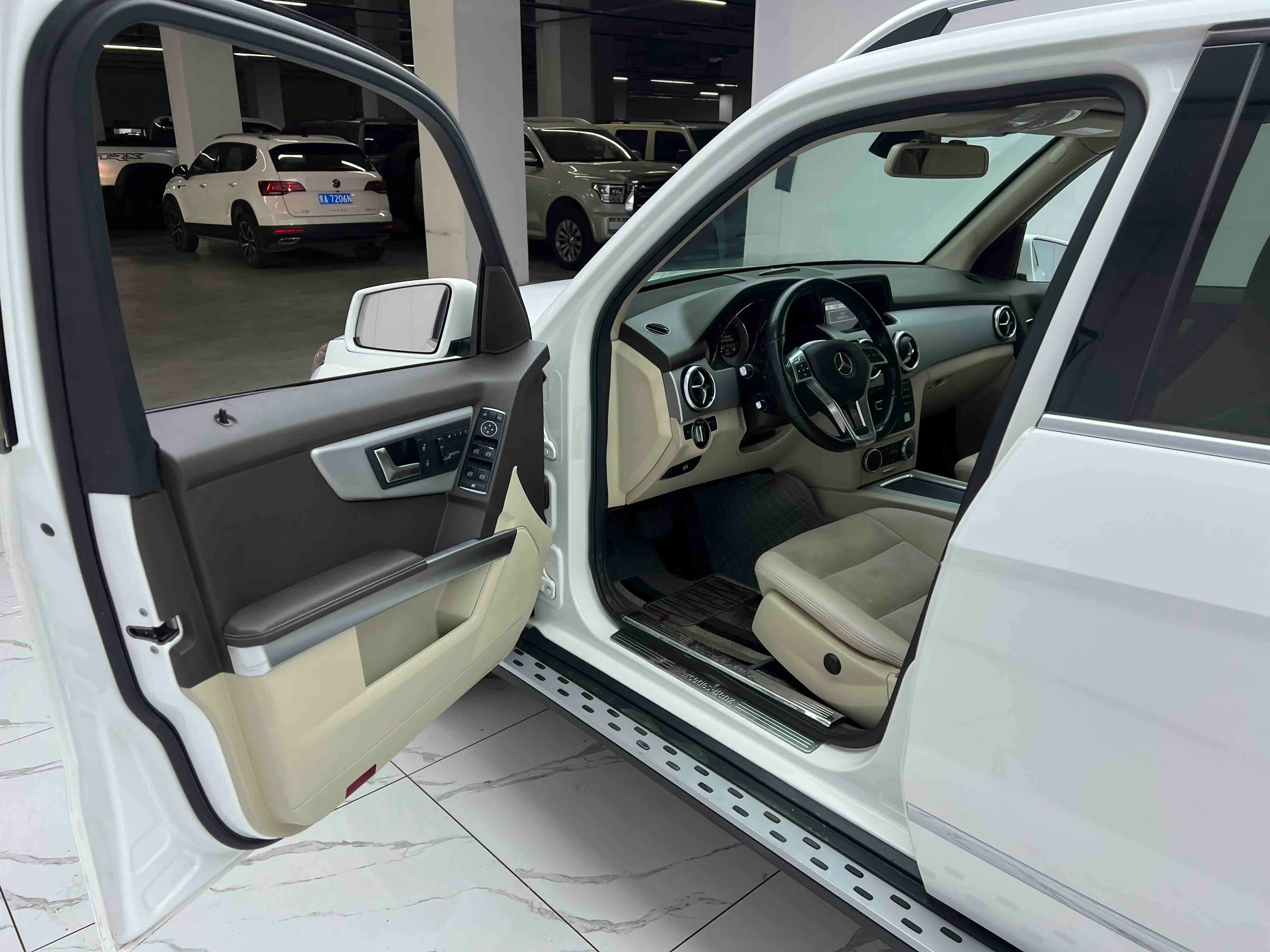 Mercedes-Benz GLK260 4WD - interior