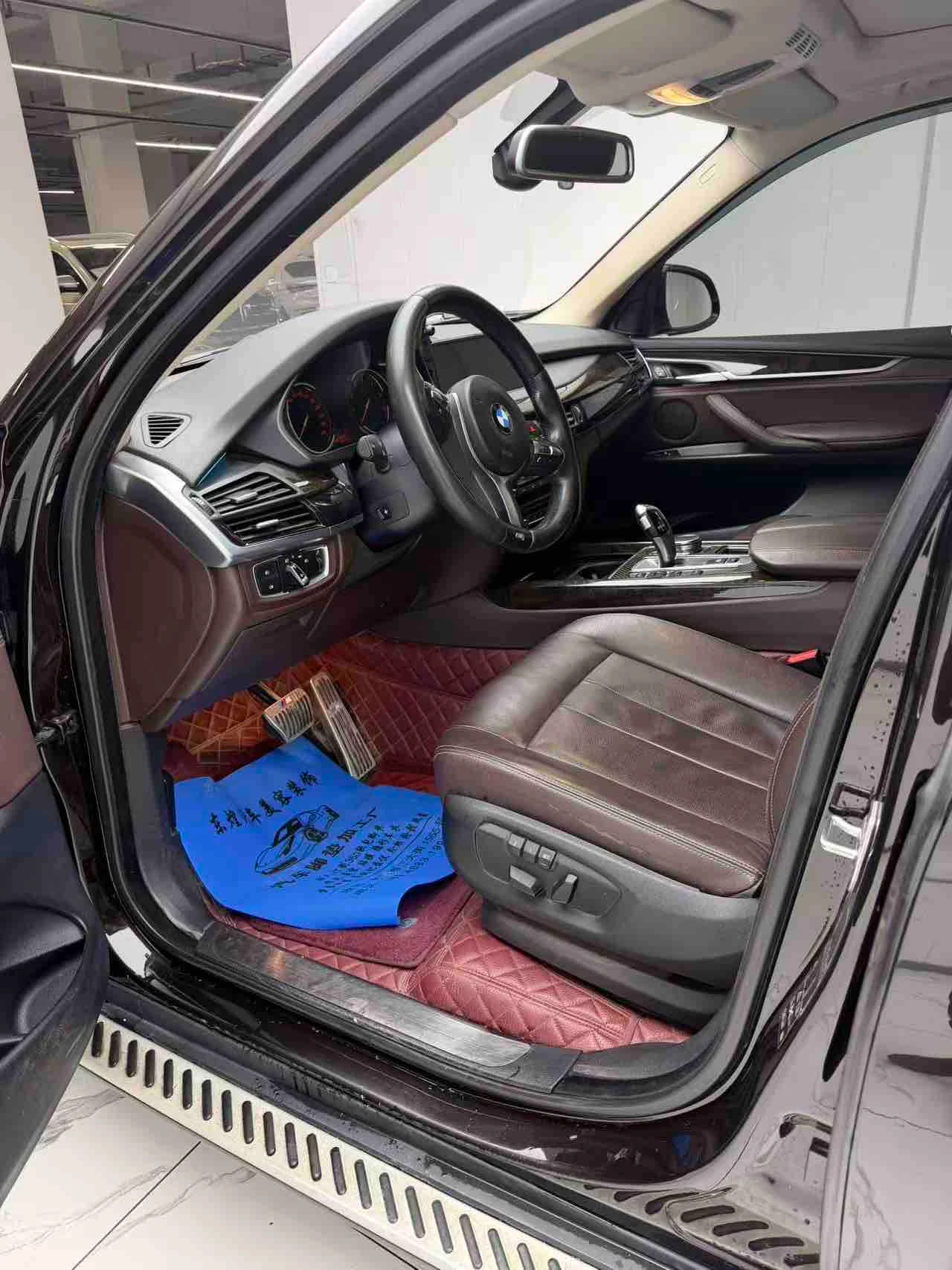 BMW X5 28I - interior