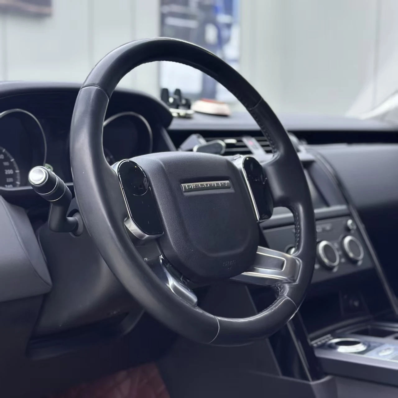 Land Rover Discovery 5 SE - interior