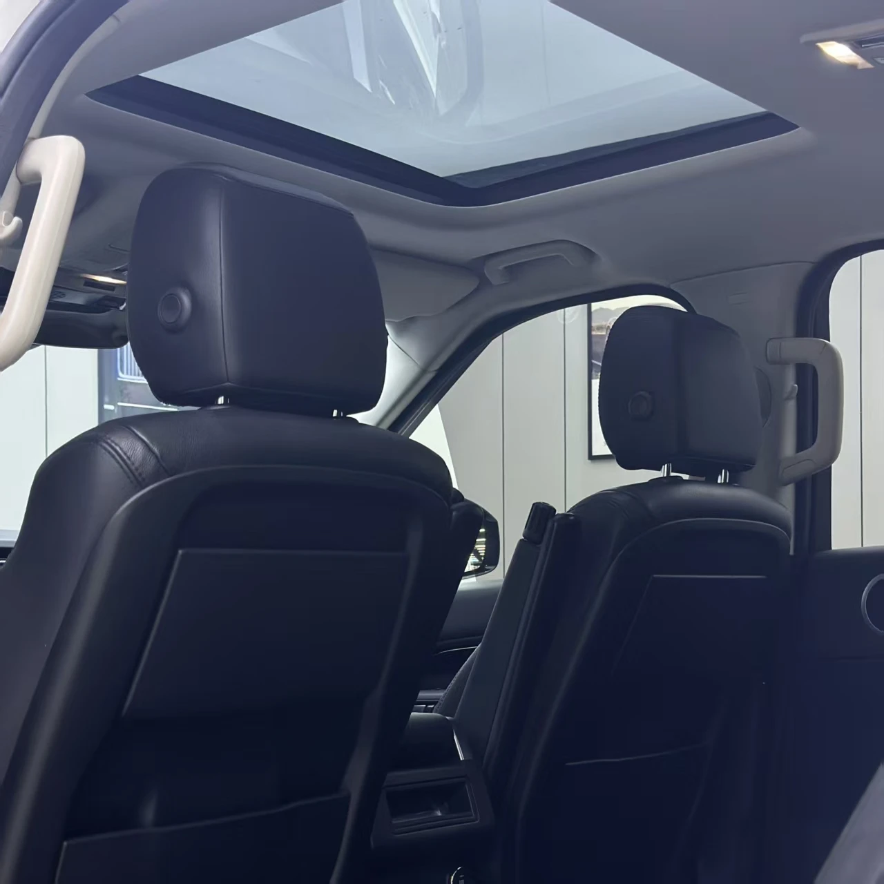 Land Rover Discovery 5 SE - interior
