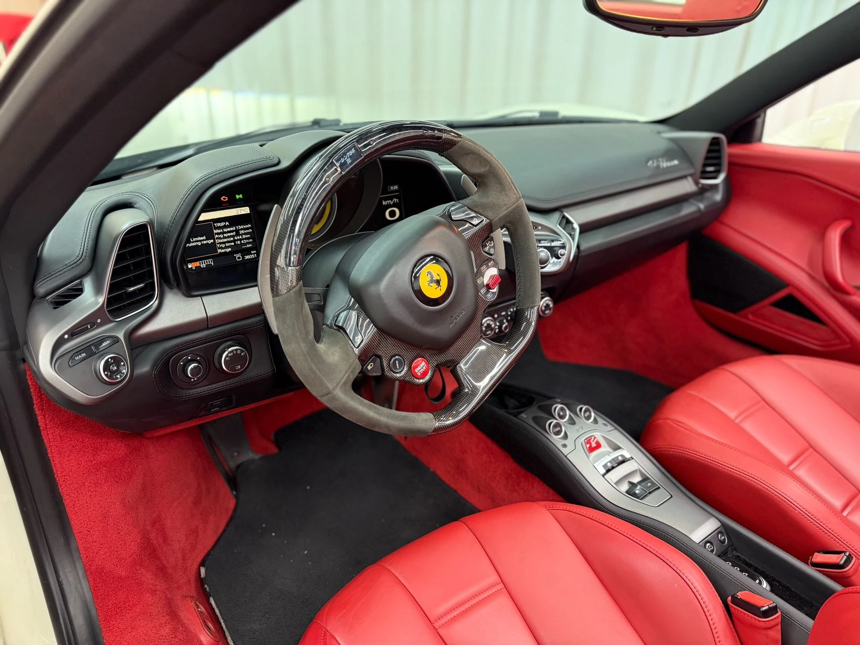 Ferrari   458 Spider - interior