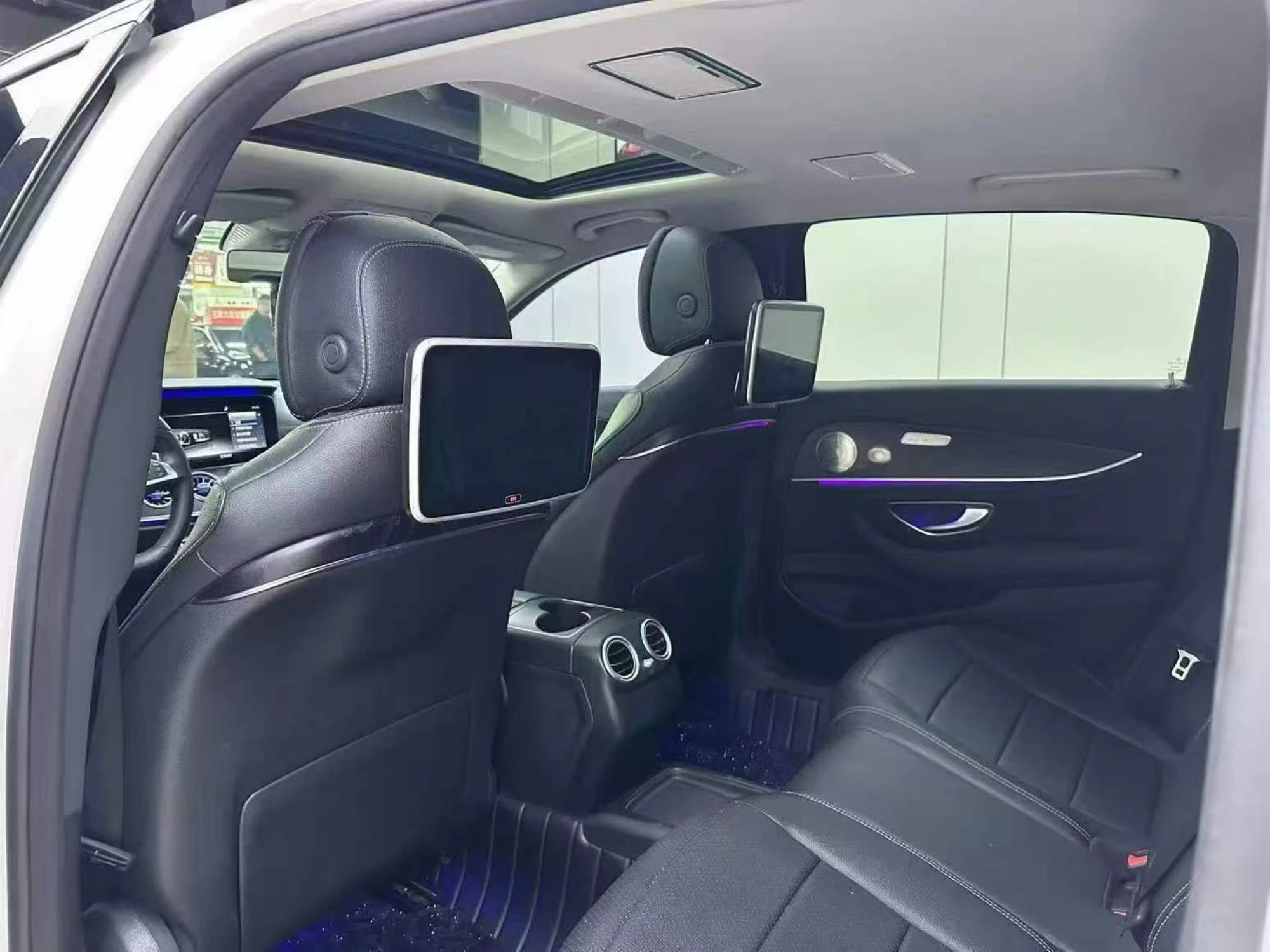 Mercedes-Benz E200 Sport - interior