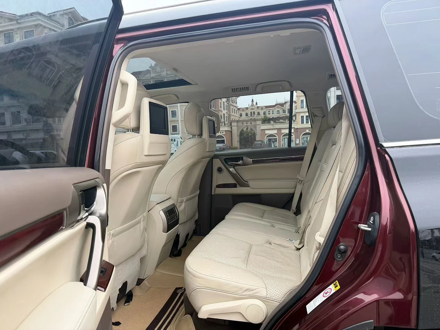 Lexus GX400 - interior