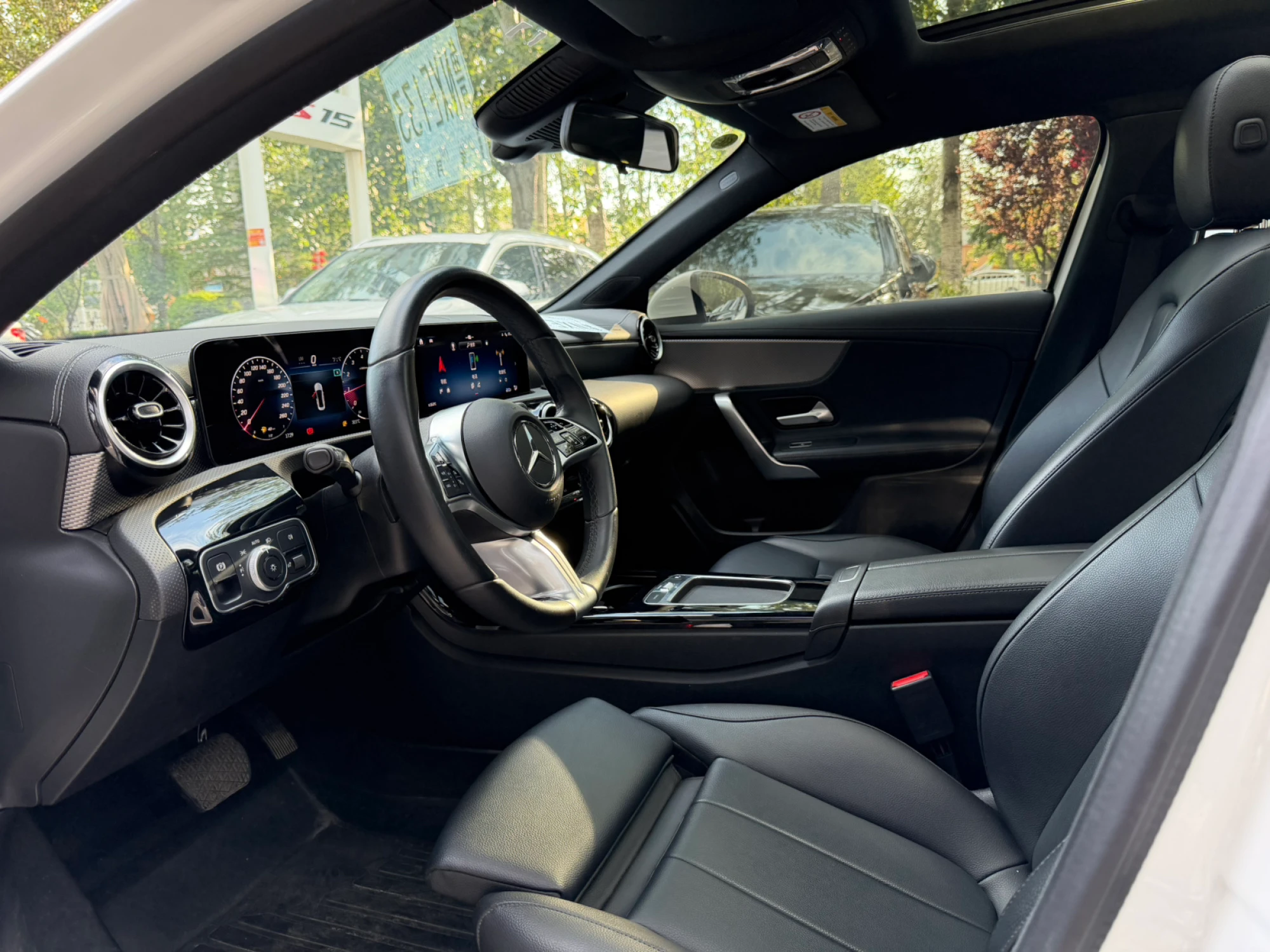 Mercedes-Benz A180L - interior