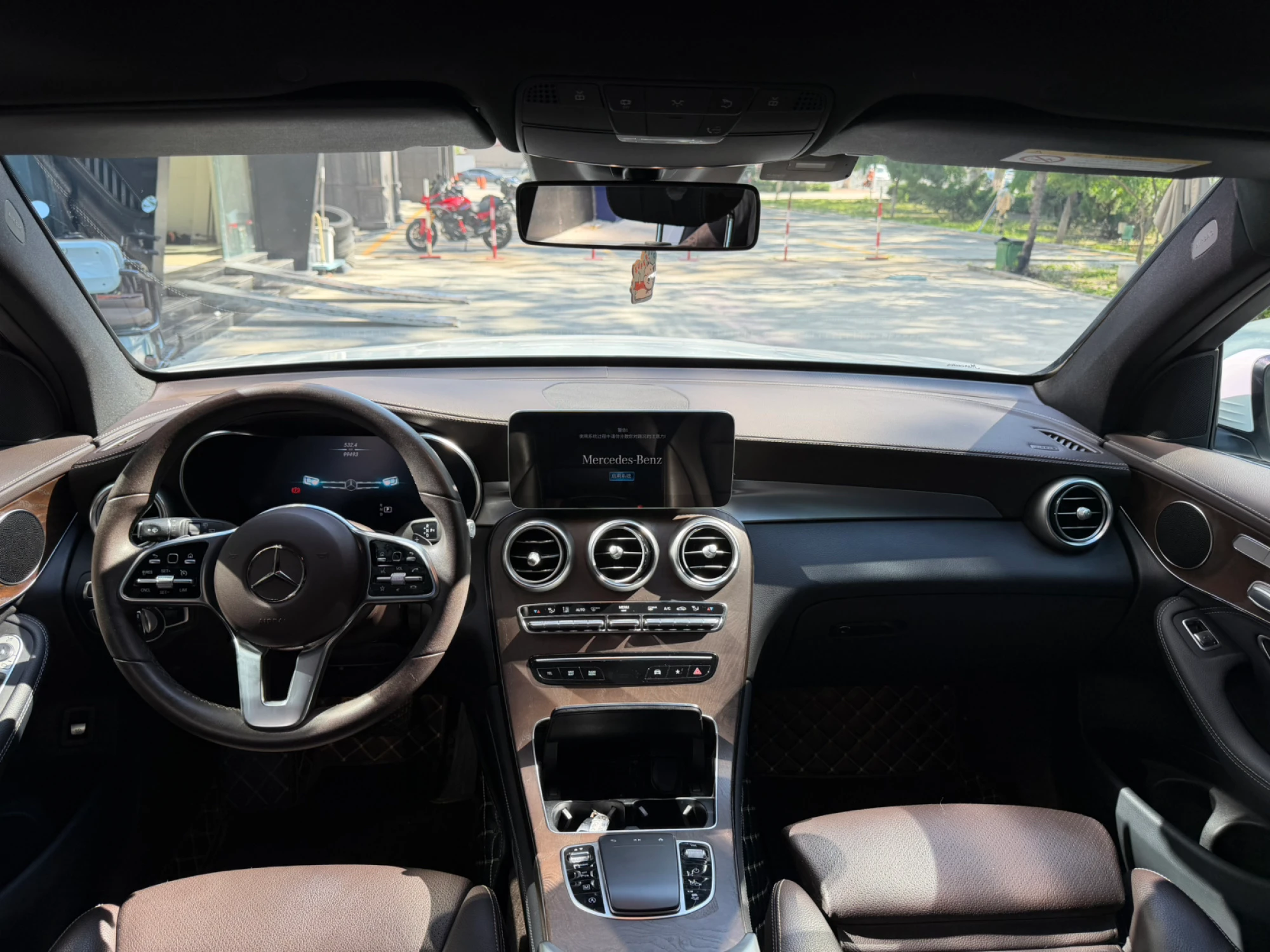 Mercedes-Benz GLC300L - interior