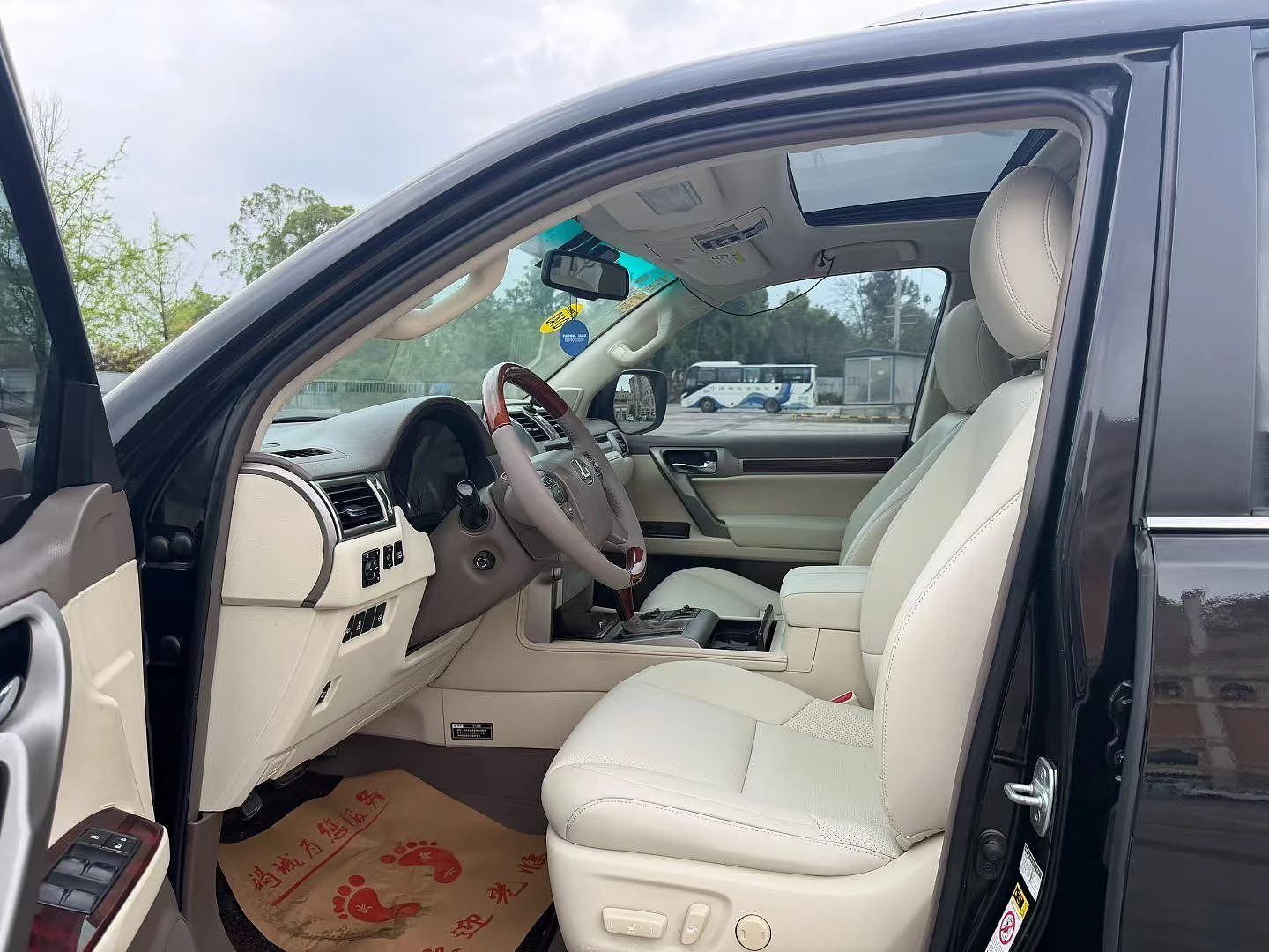Lexus GX400 - interior