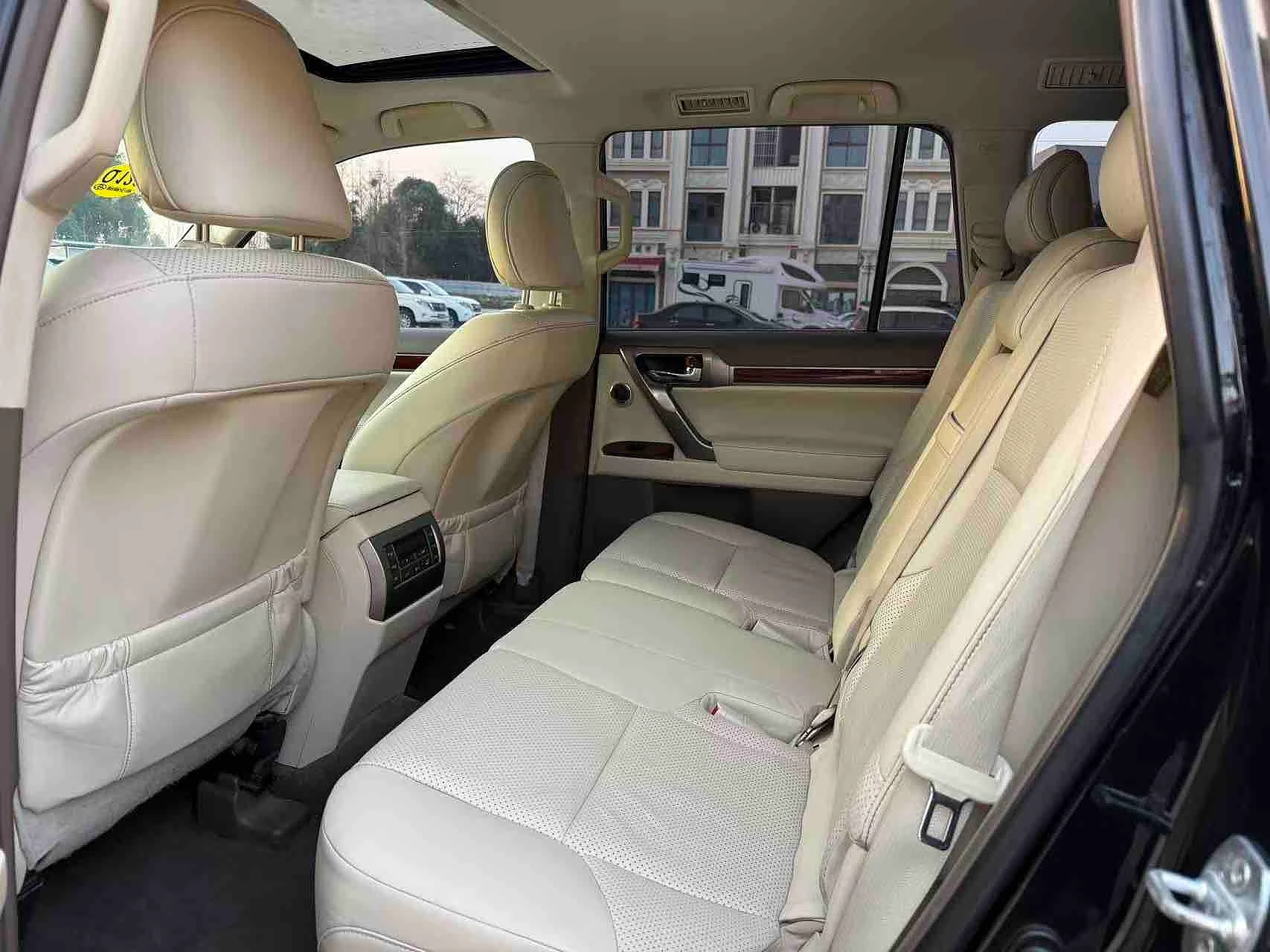 Lexus GX400 - interior
