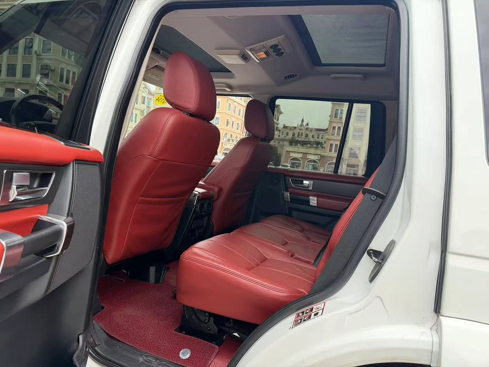 Land Rover Discovery 4 HSE - interior