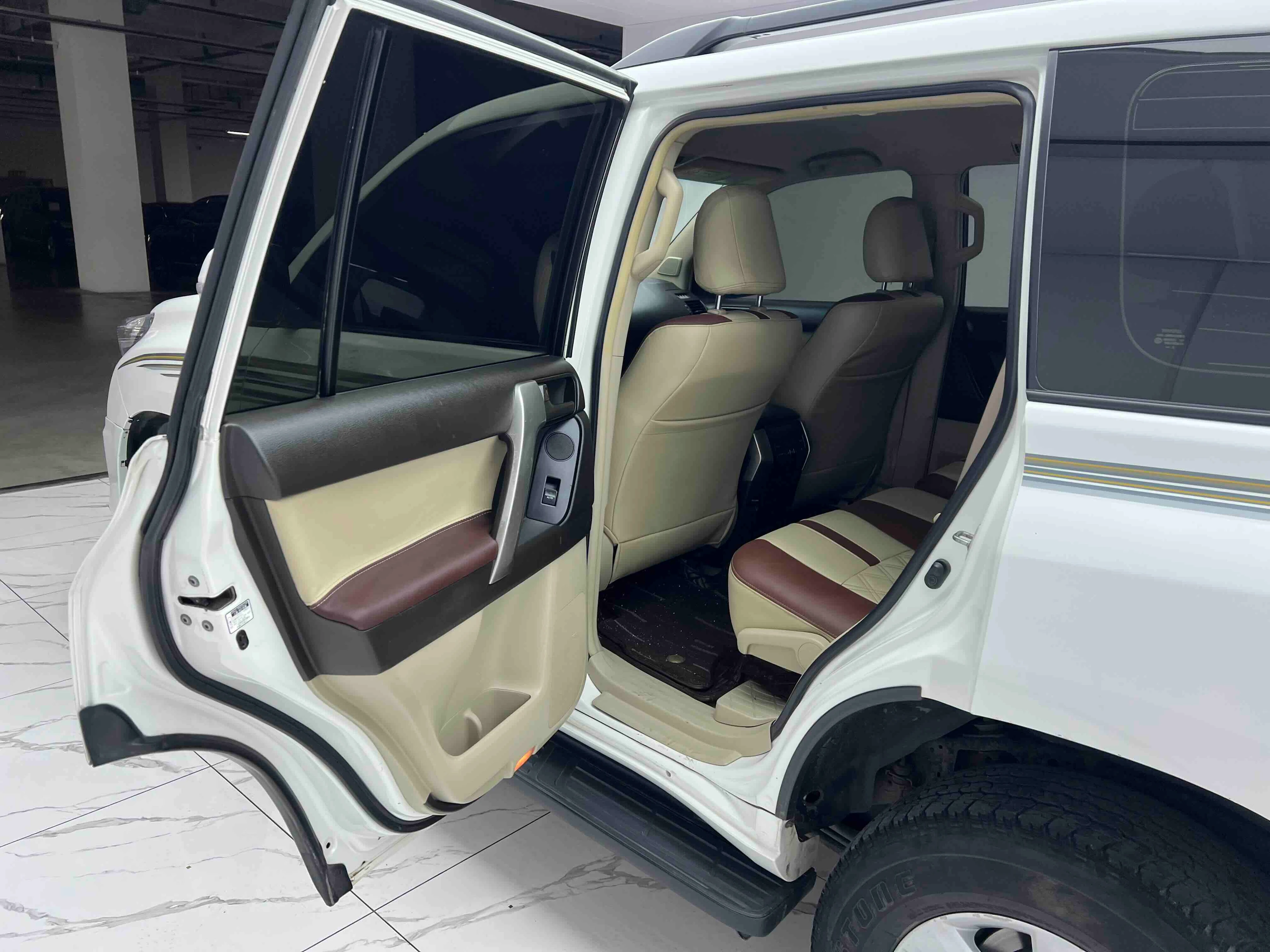 Toyota Land Cruiser Prado - interior