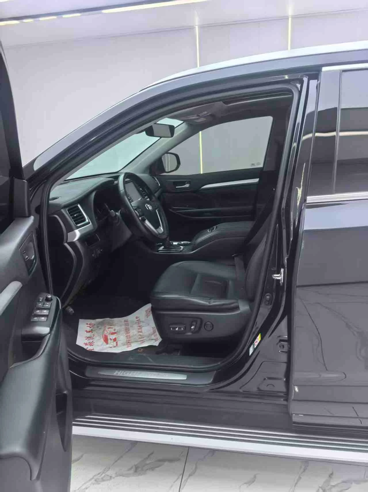 Toyota Highlander 2.0T AWD - interior