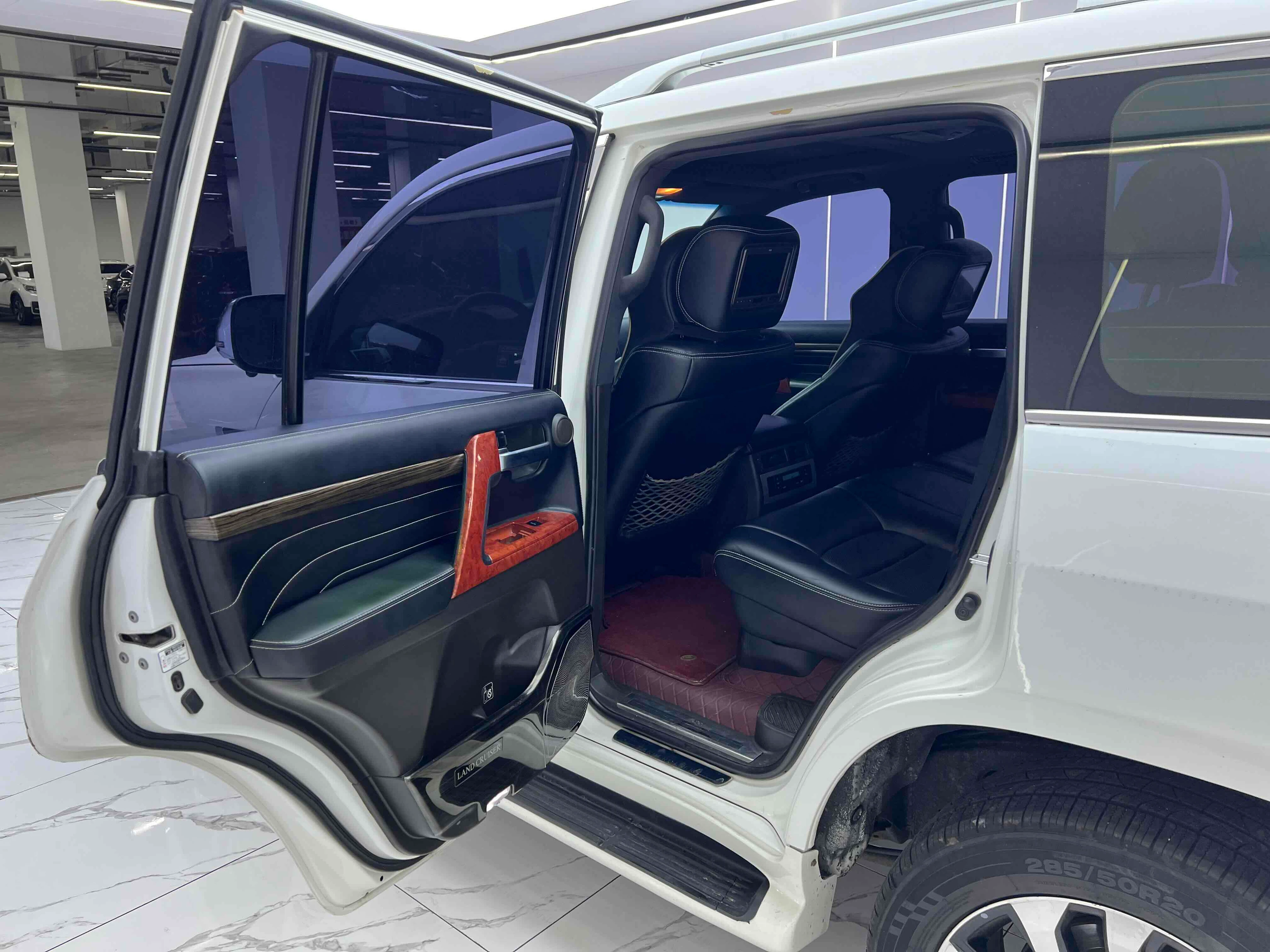 Toyota Land Cruiser Prado  - interior