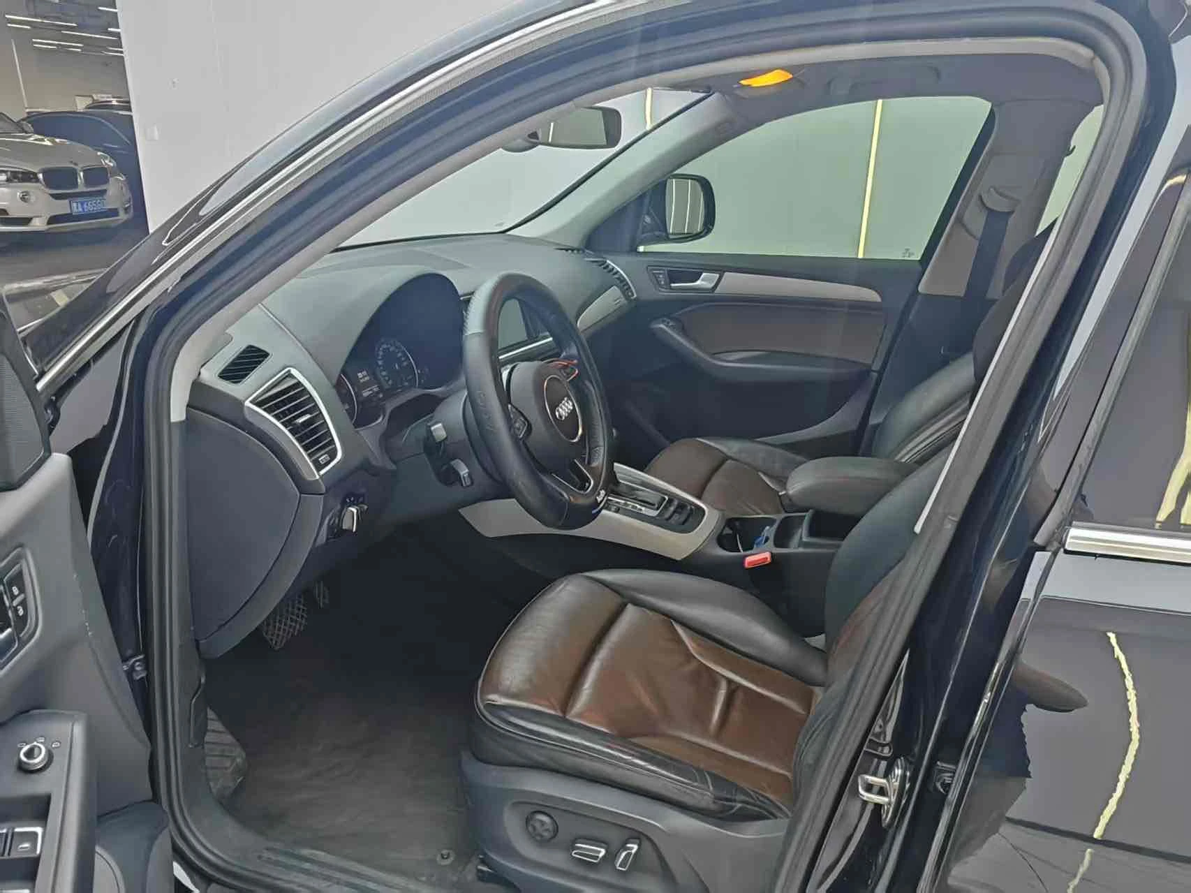 AUDI Q5 40 TFSI  - interior