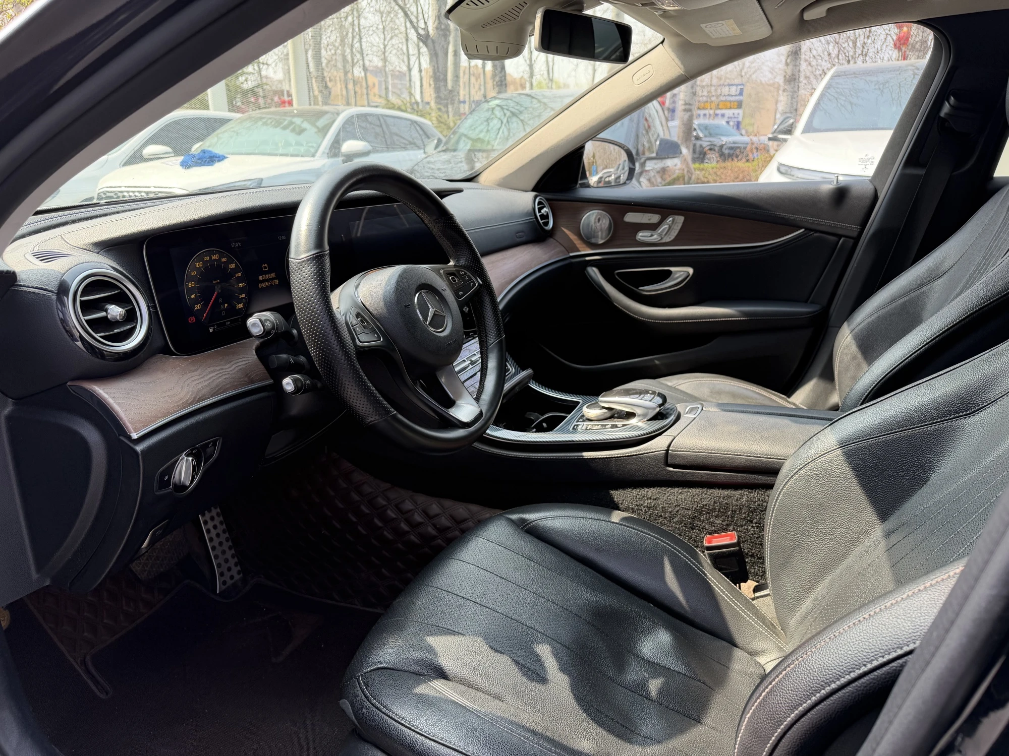 Mecedes Benz E300L - interior