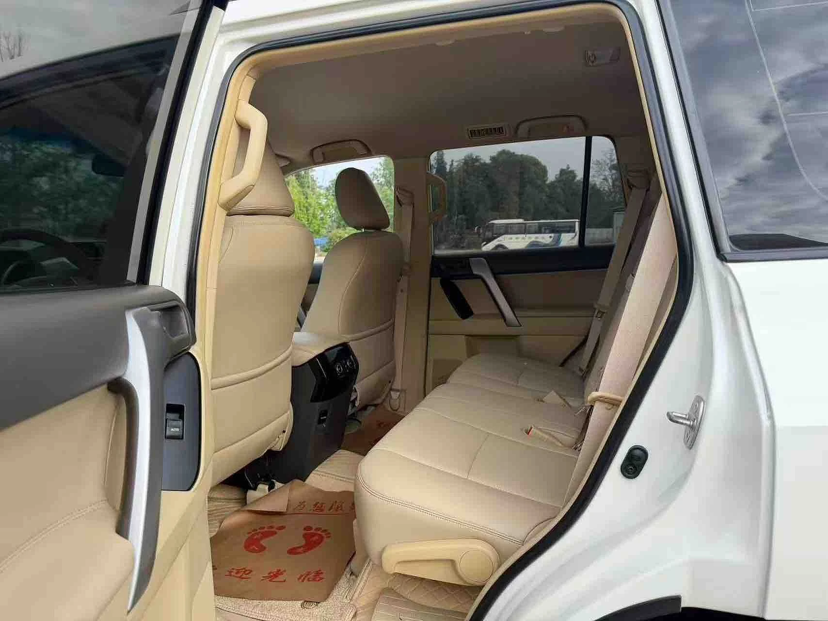 Toyota Land Cruiser Prado - interior