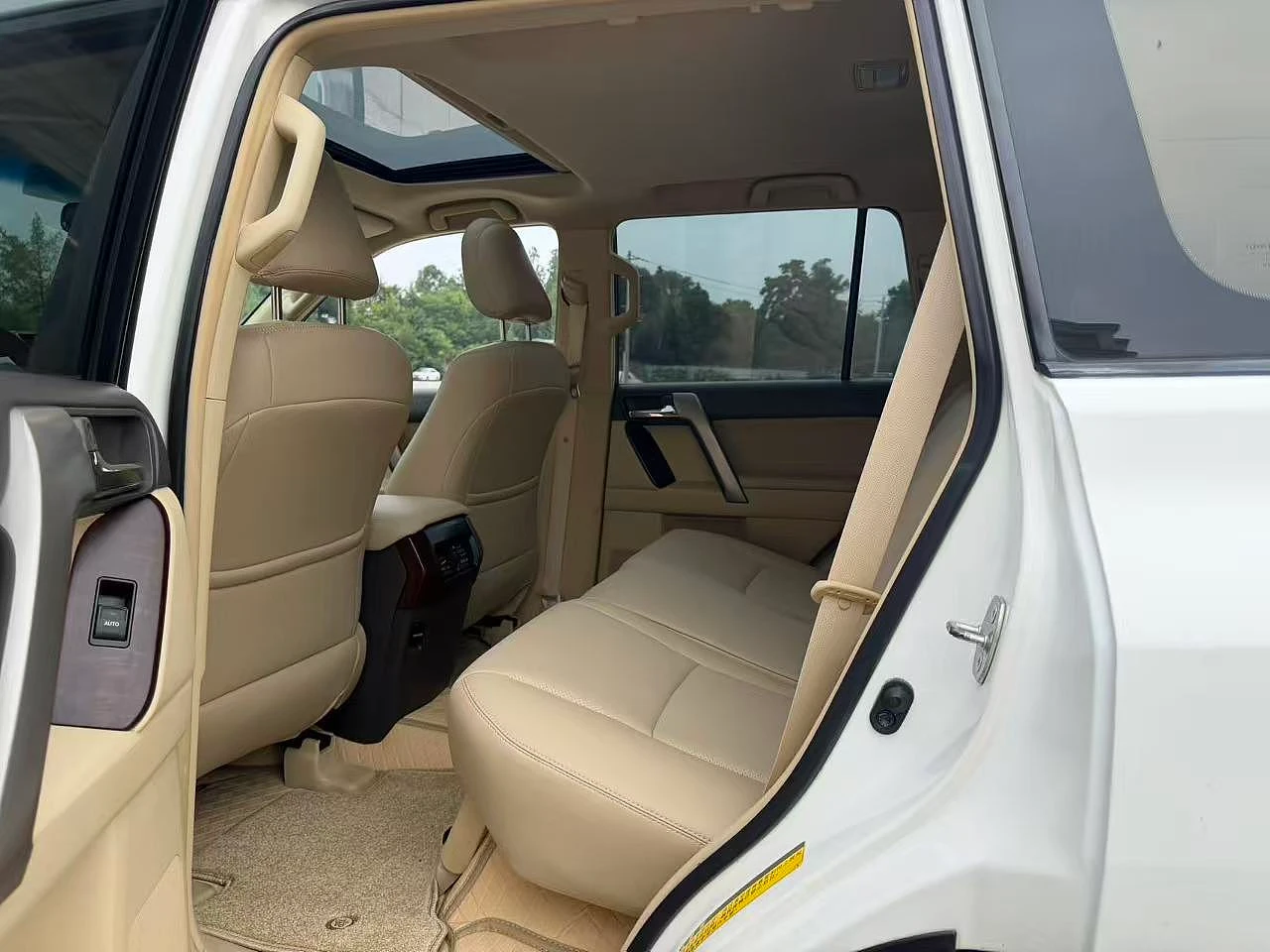 Toyota Land Cruiser Prado  - interior