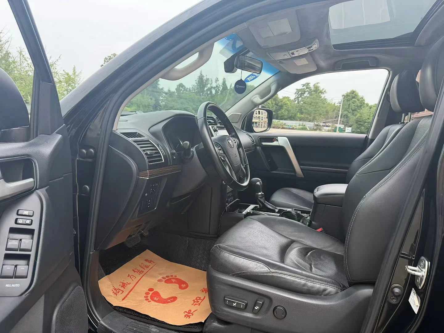 Toyota Land Cruiser Prado - interior