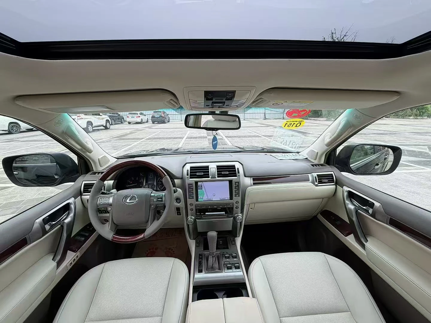 Lexus GX 460 - interior