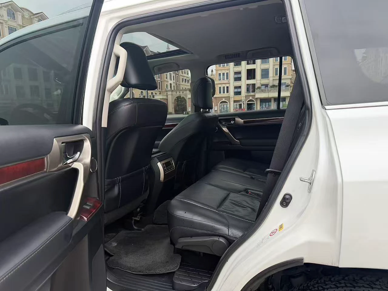 Lexus GX 460 - interior
