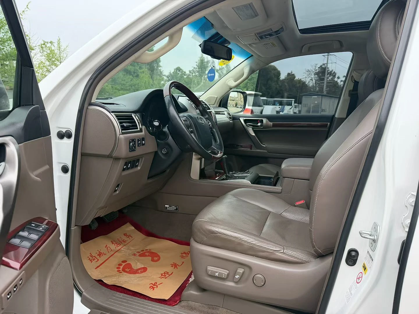 Lexus GX 400 - interior