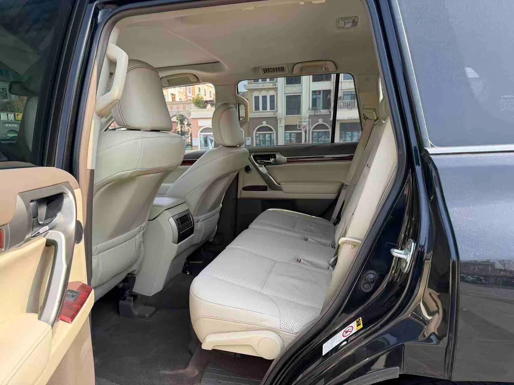 Lexus GX 400 - interior