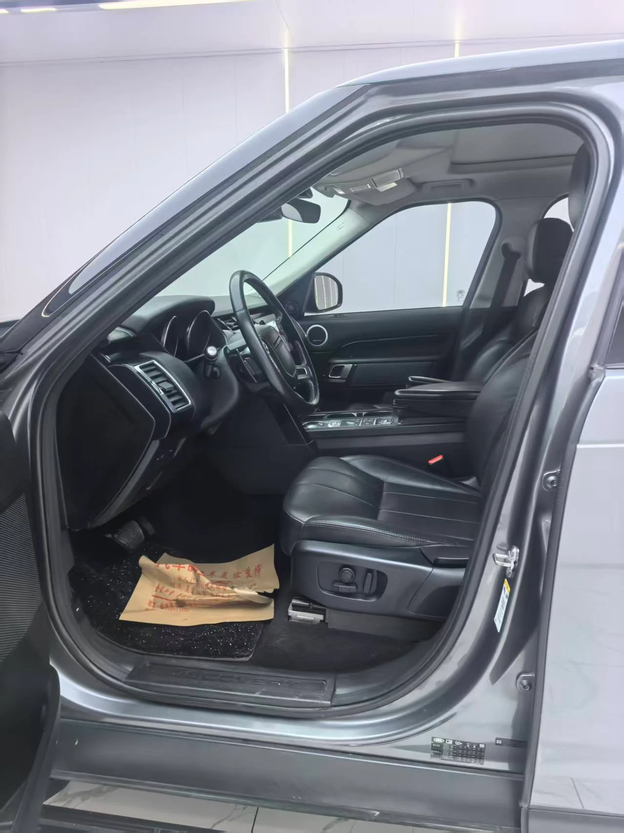 Land Rover Discovery 5 SE  - interior