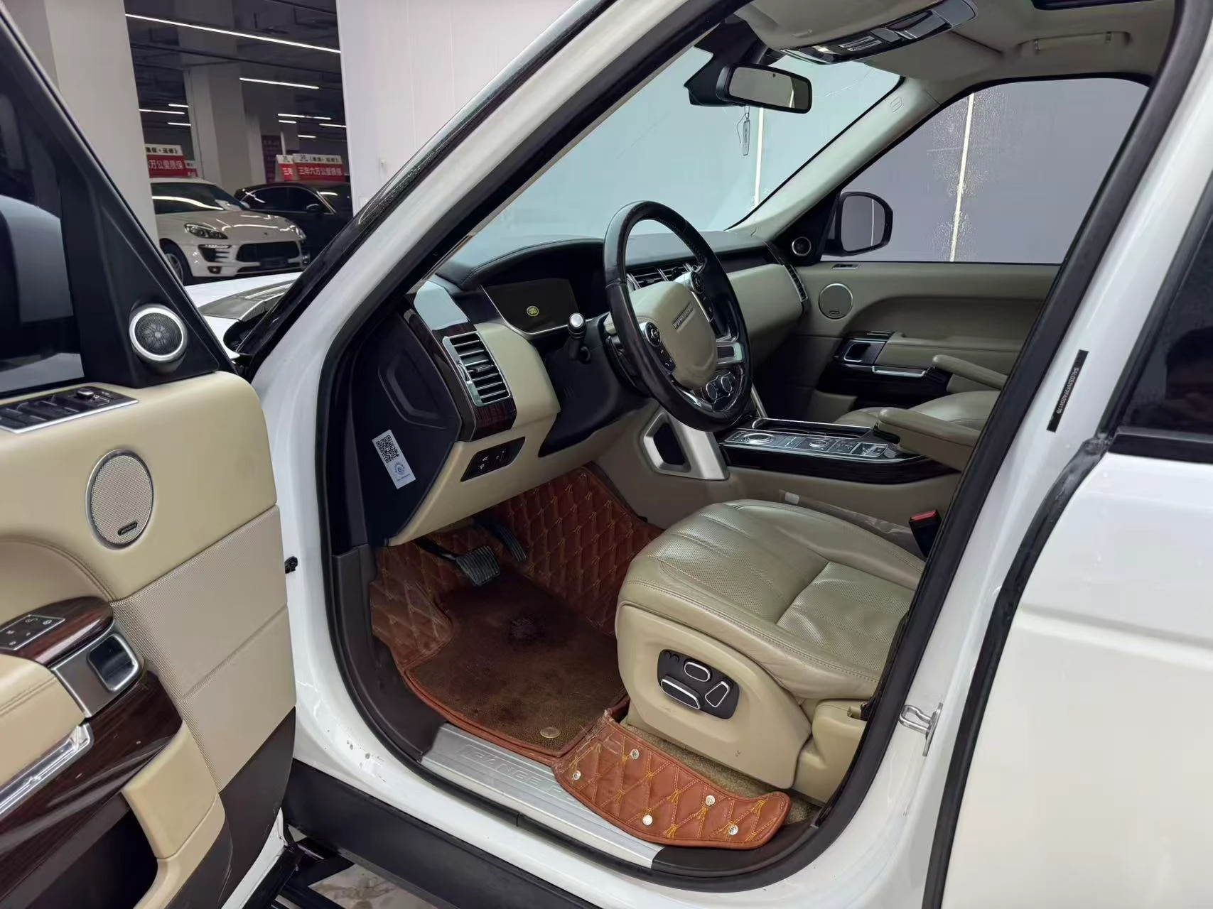 Land Rover Range Rover  - interior
