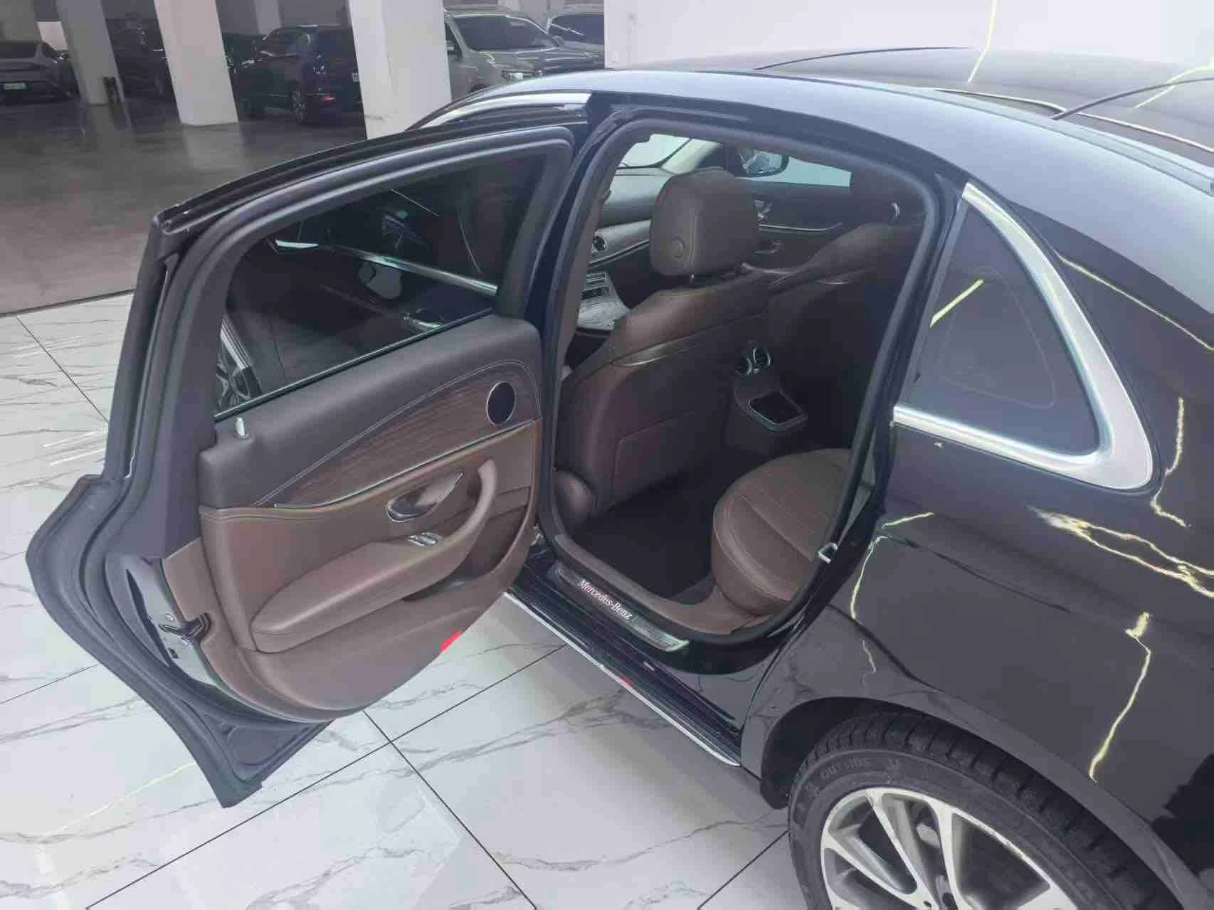 Mecedes Benz E260L 4WD  - interior