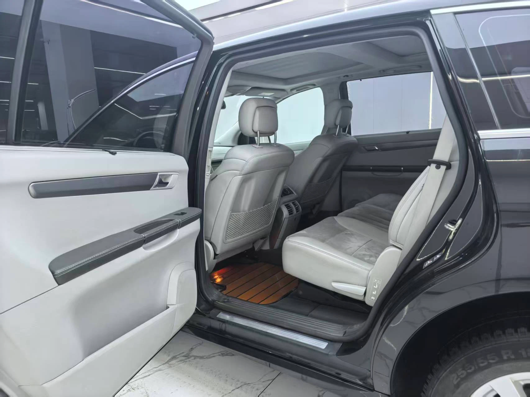 Mecedes Benz R320 4WD  - interior