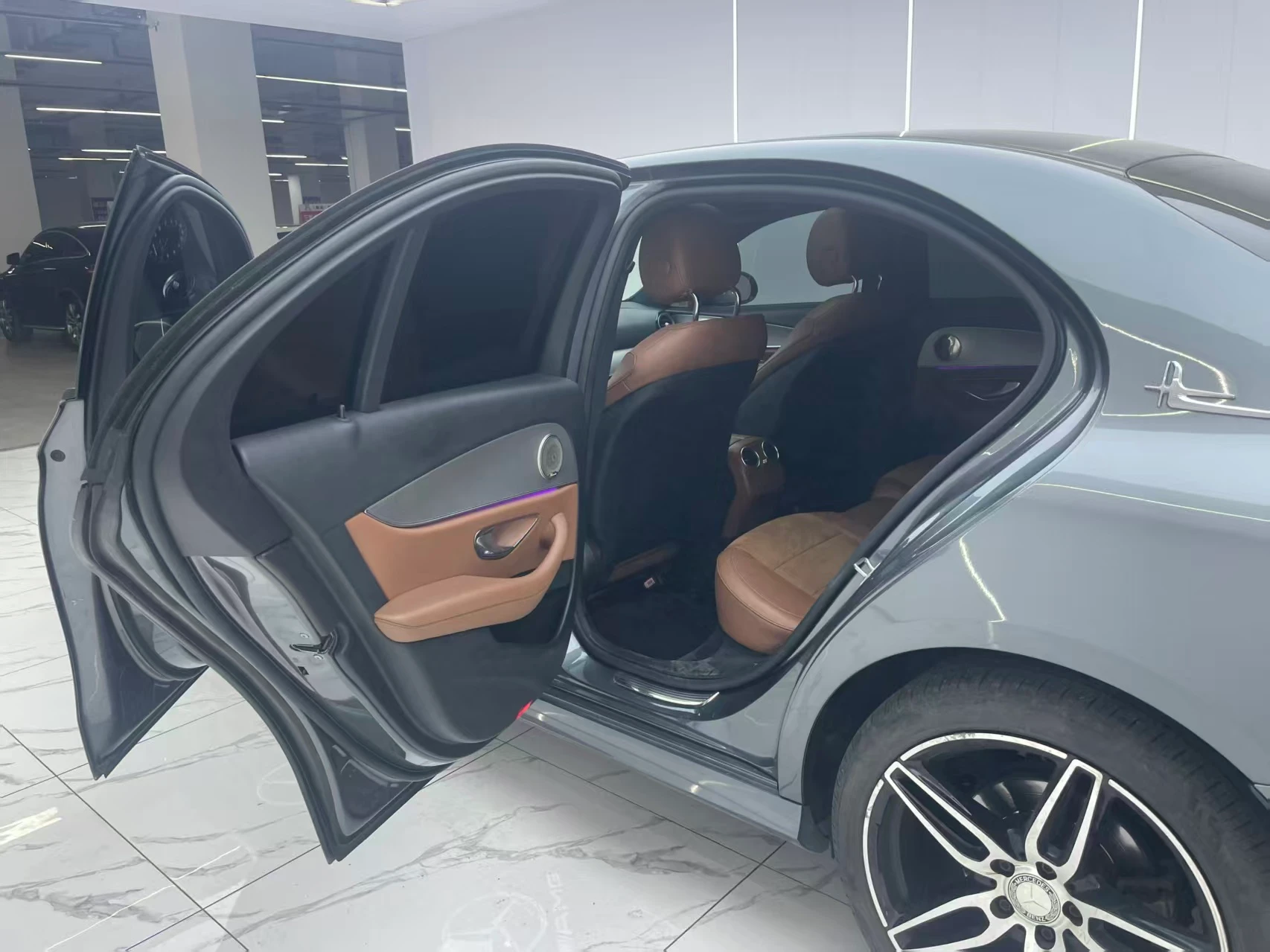 Mecedes Benz E200 Sport 4WD - interior