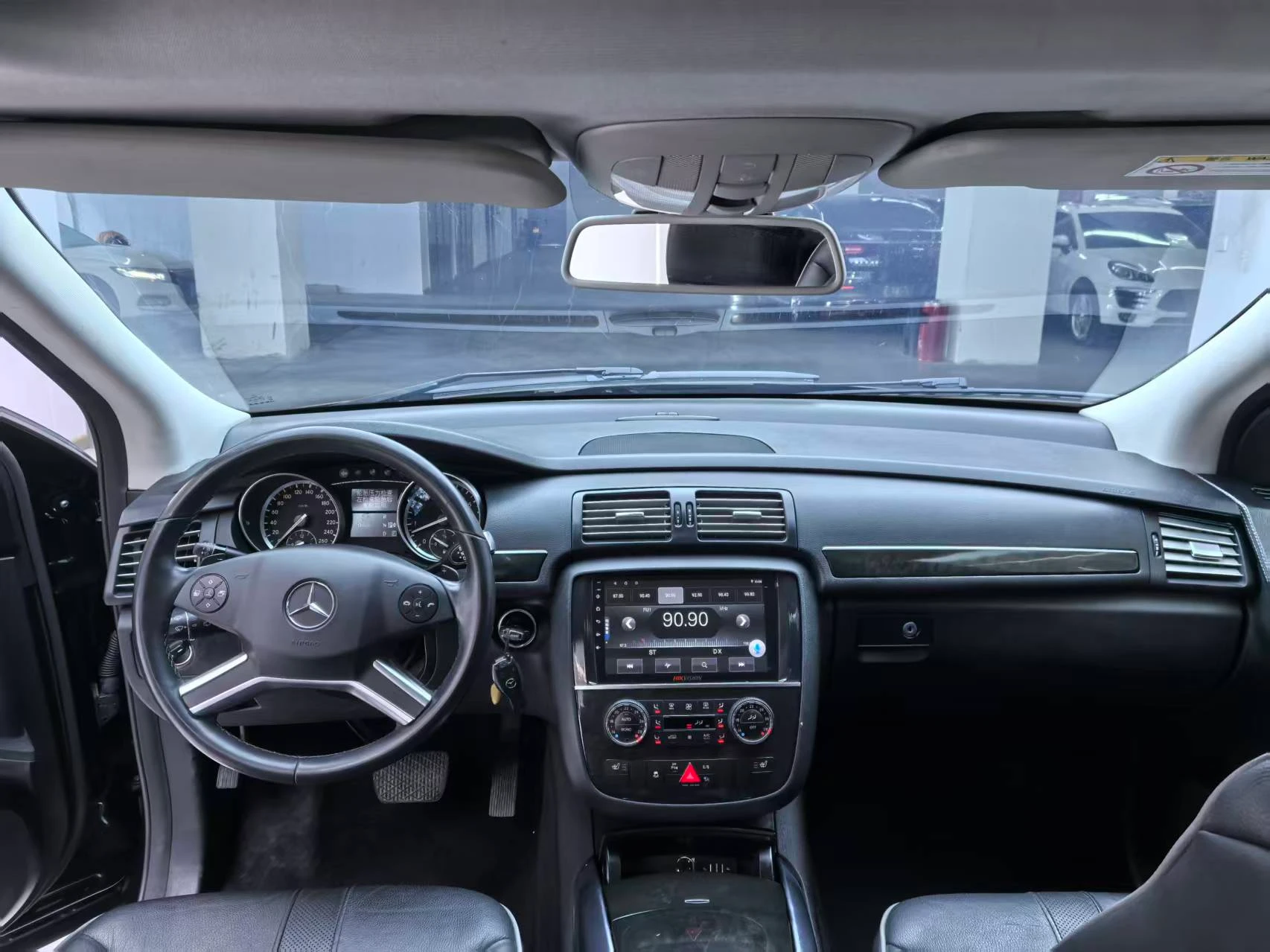 Mecedes Benz E320 4WD Prestige - interior