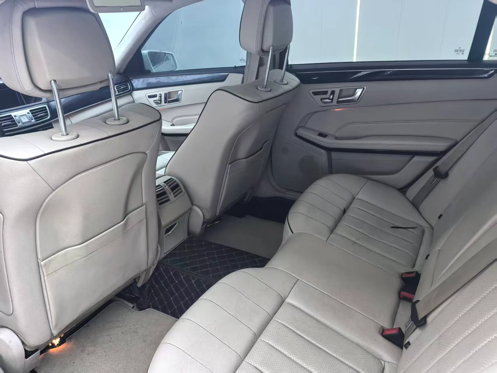 Mecedes Benz E260L Sport - interior