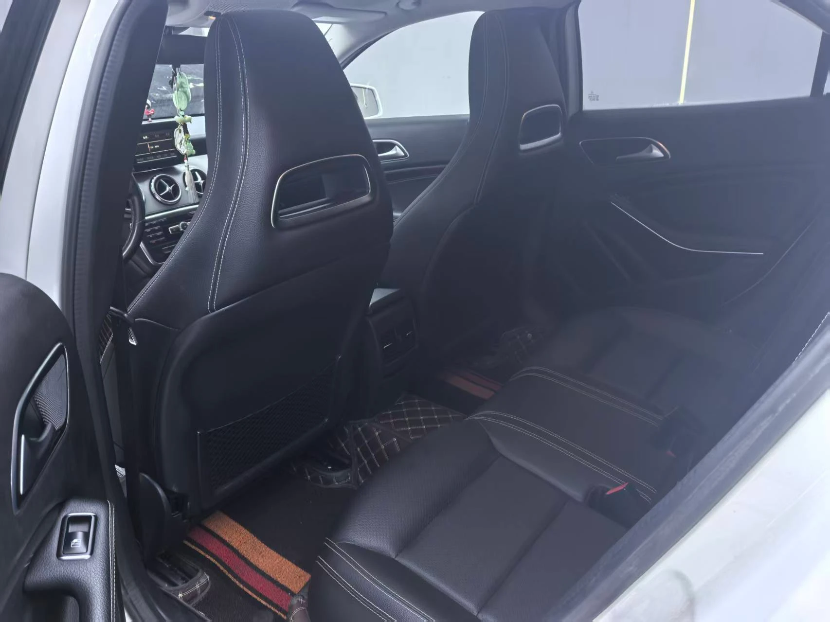 Mecedes Benz GLA200  - interior