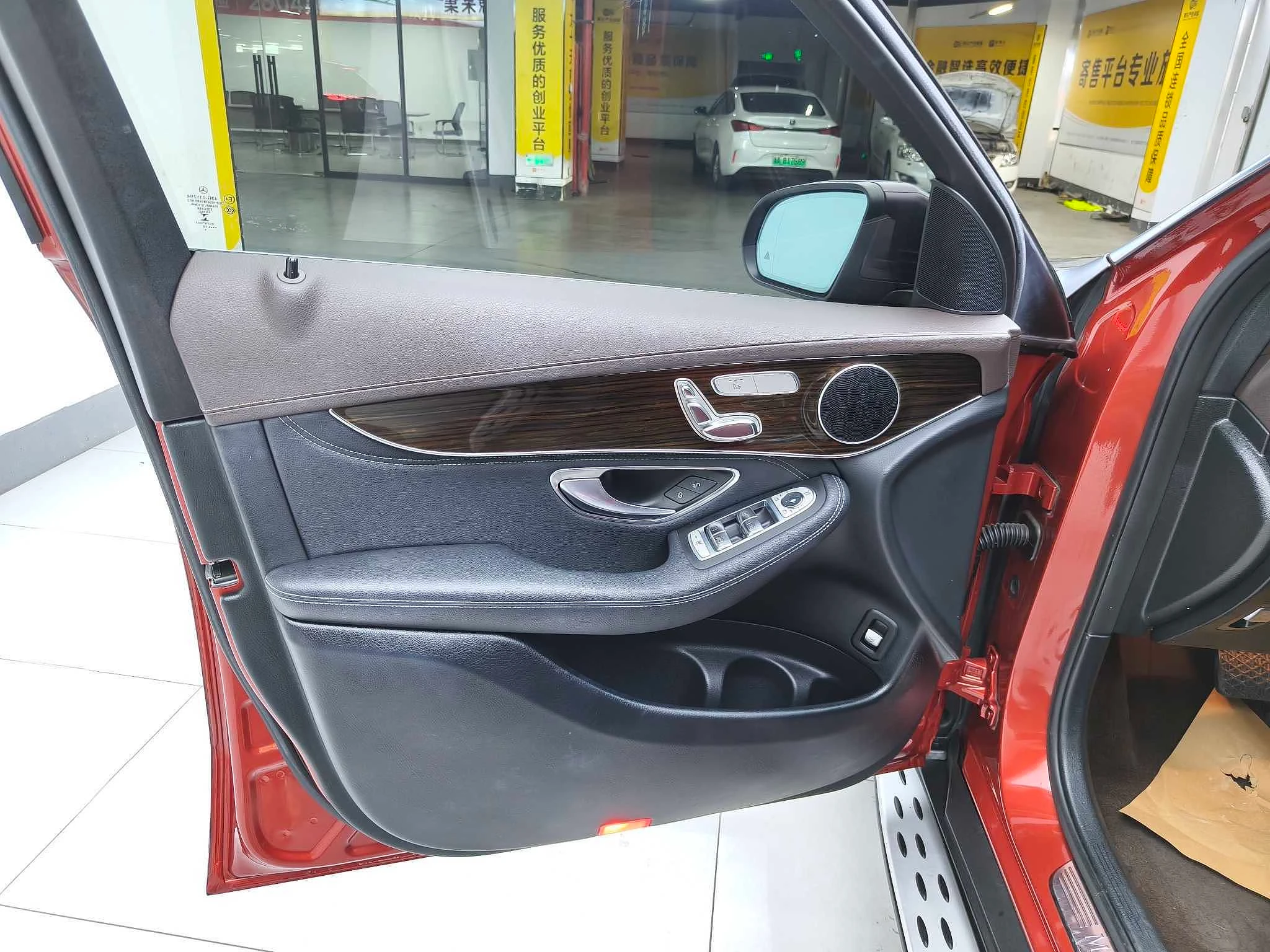 Mecedes Benz GLC260 4WD  - interior