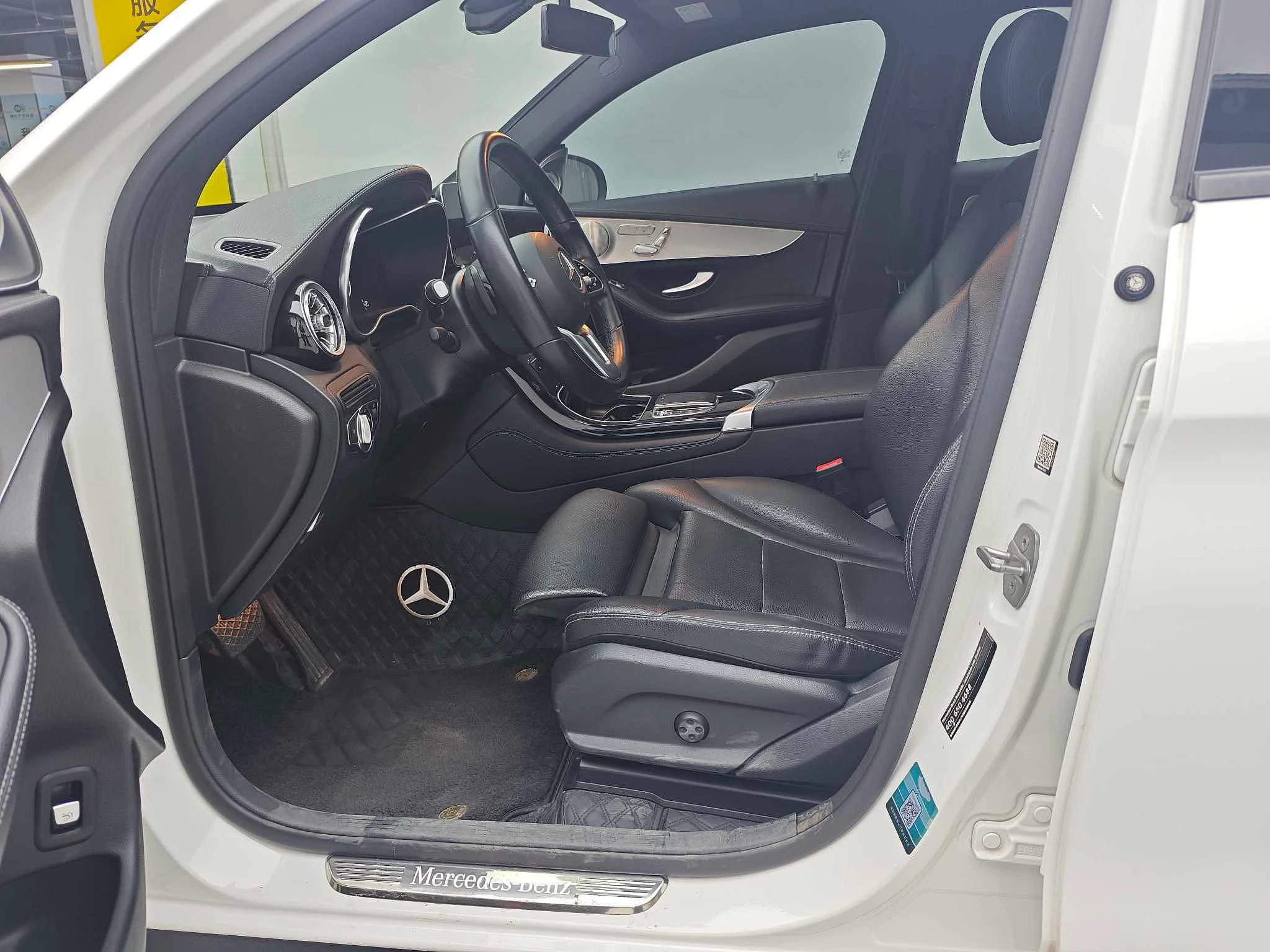 Mecedes Benz GLC260 4WD - interior
