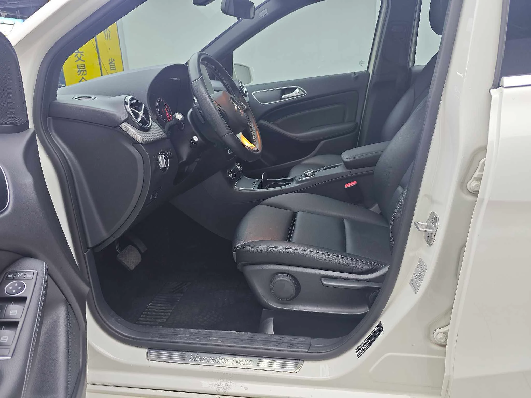 Mecedes Benz B200  - interior