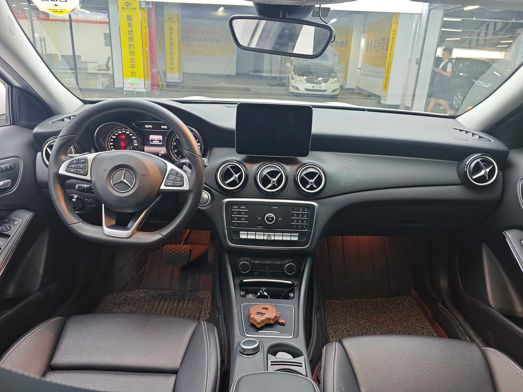 Mecedes Benz GLA200  - interior