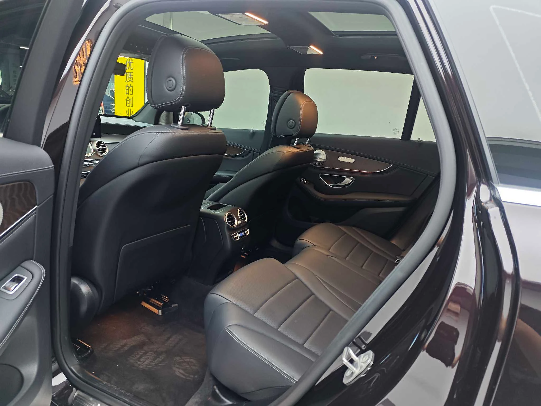 Mecedes Benz GLC300L 4WD - interior
