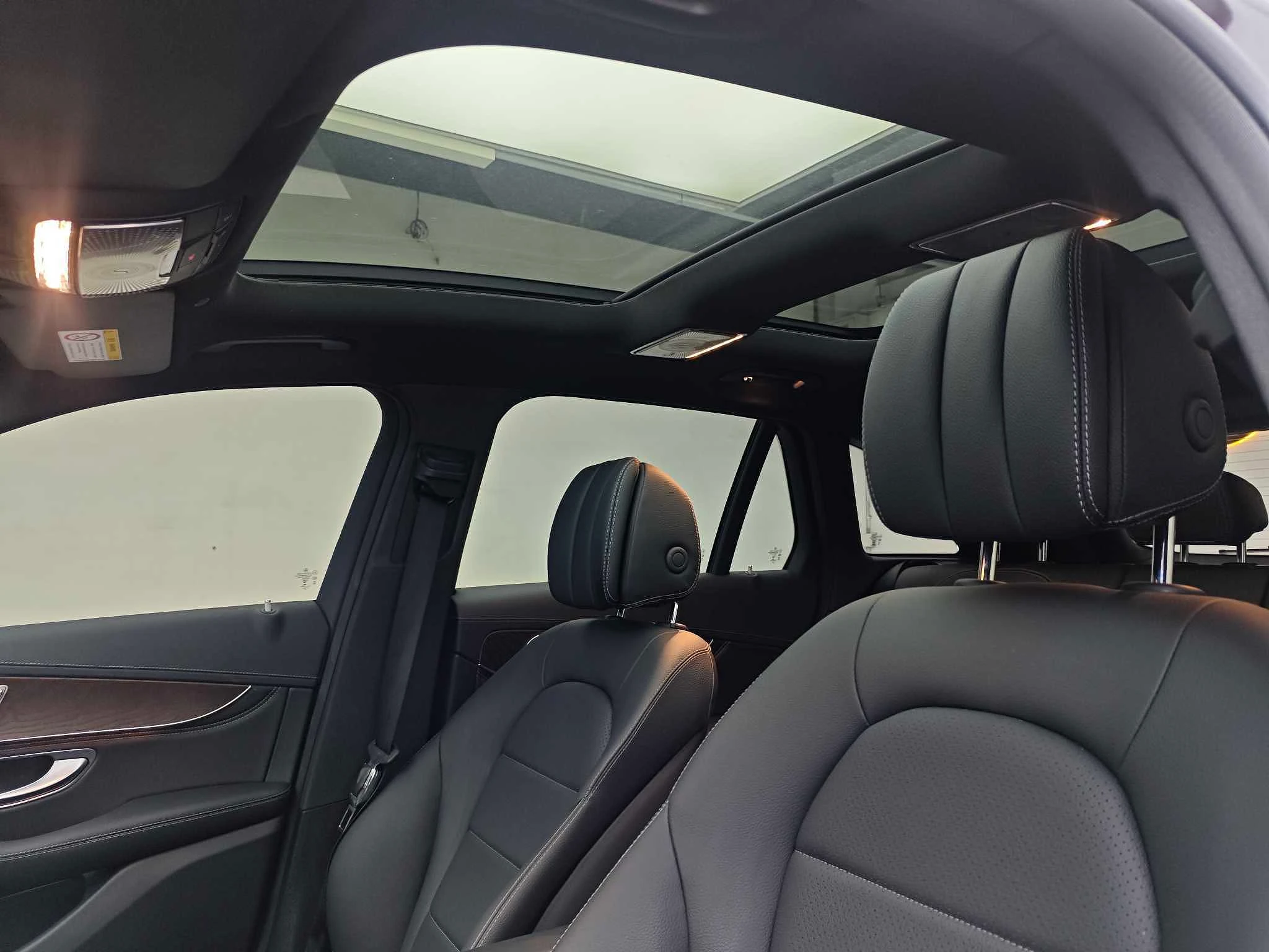 Mecedes Benz GLC300L 4WD   - interior