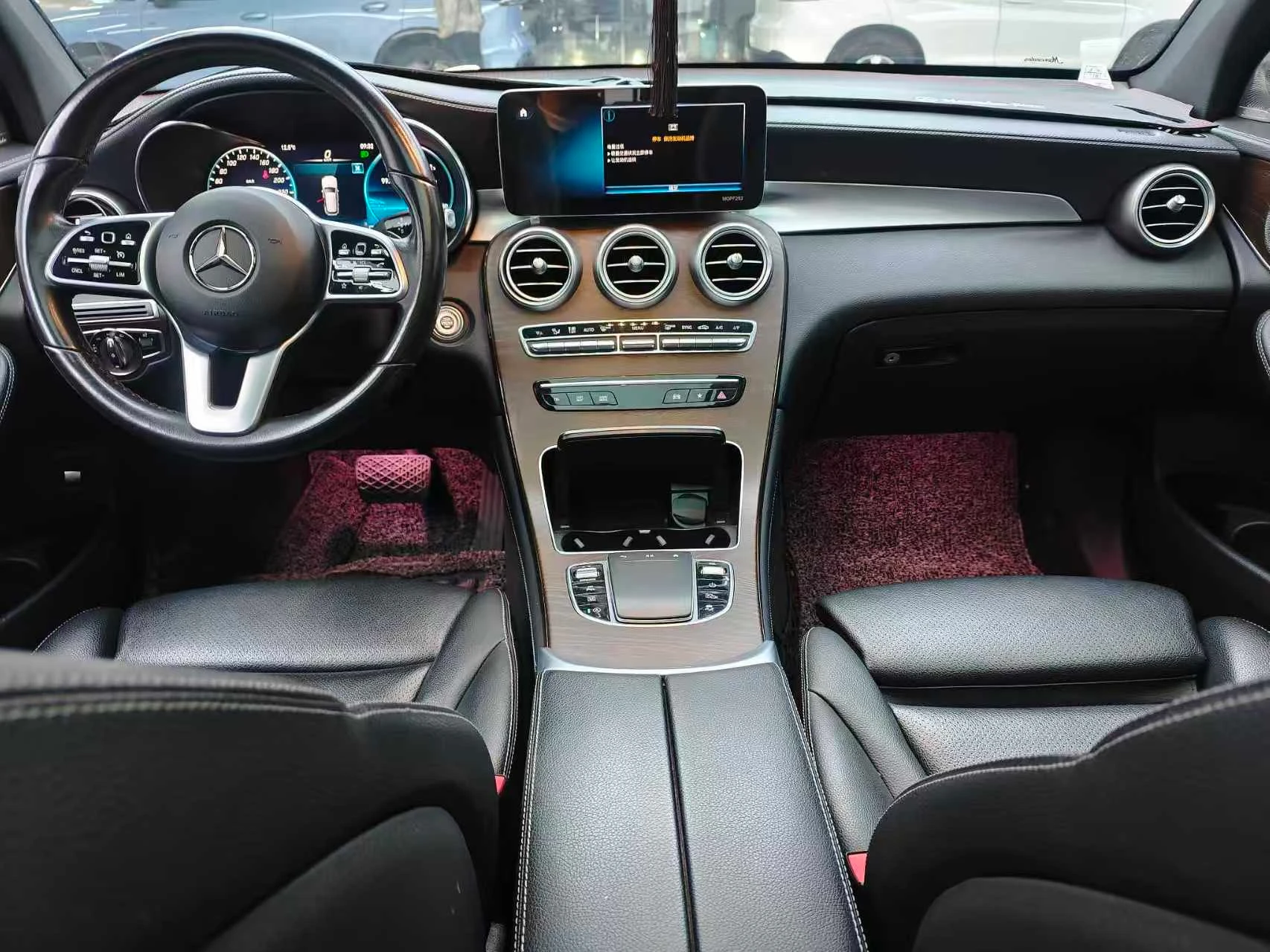 Mecedes Benz GLC300 L 4WD - interior