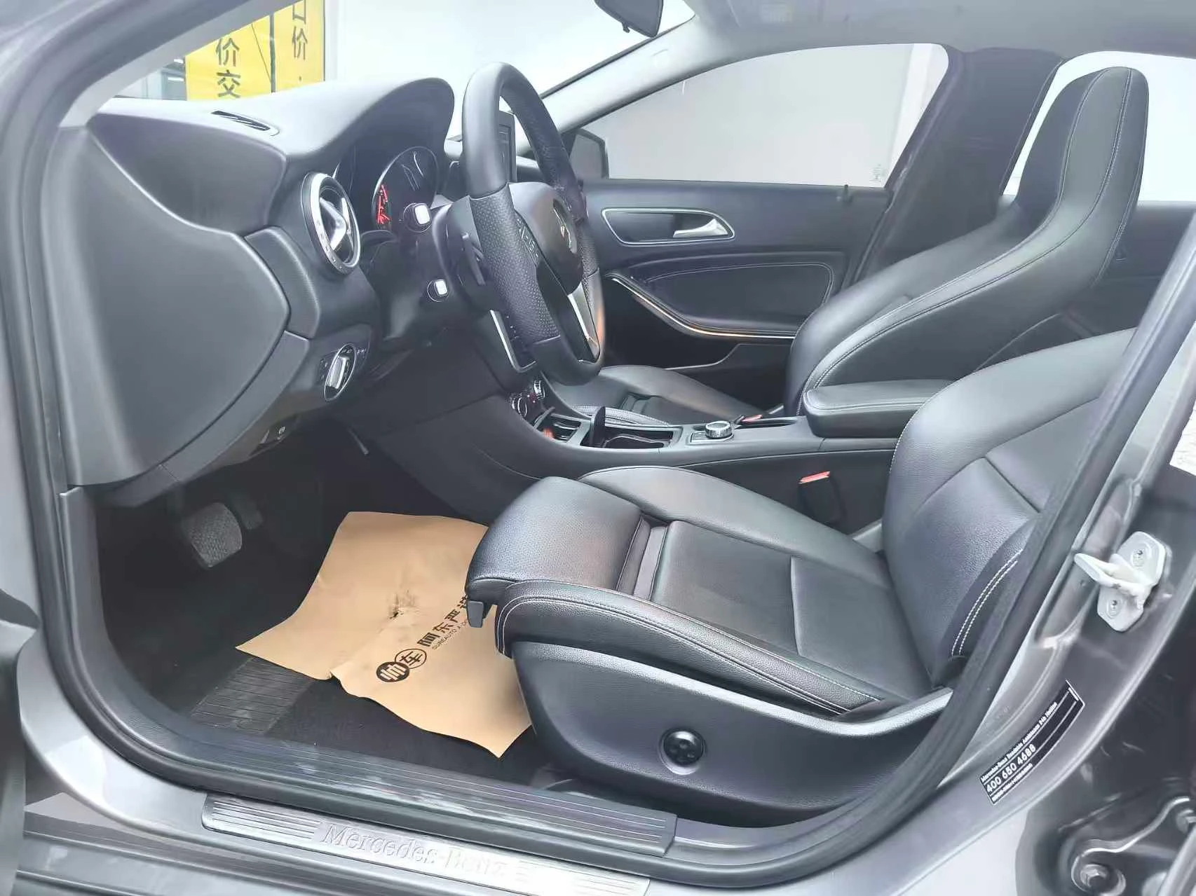 Mecedes Benz GLA200   - interior