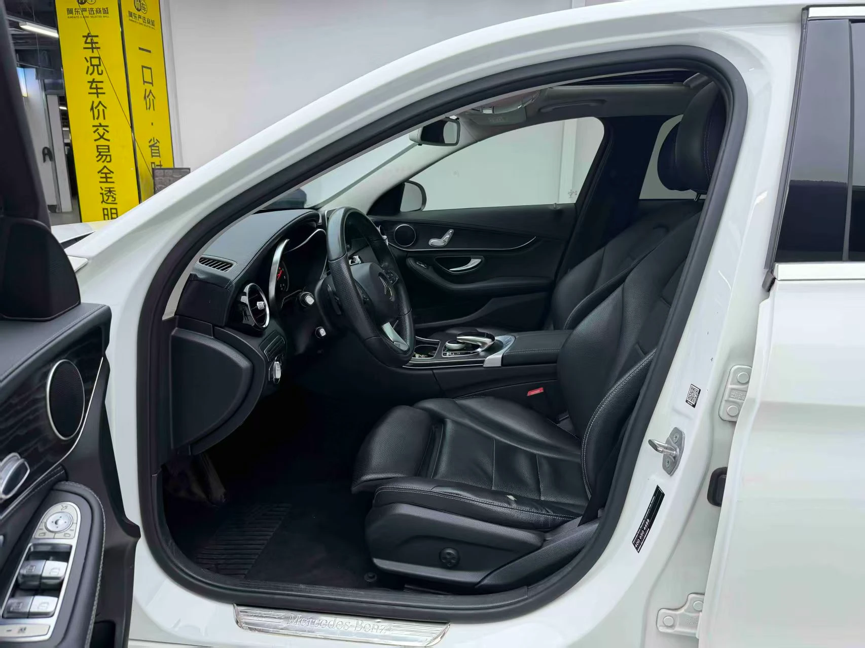 Mercedes Benz C180L Sport  - interior