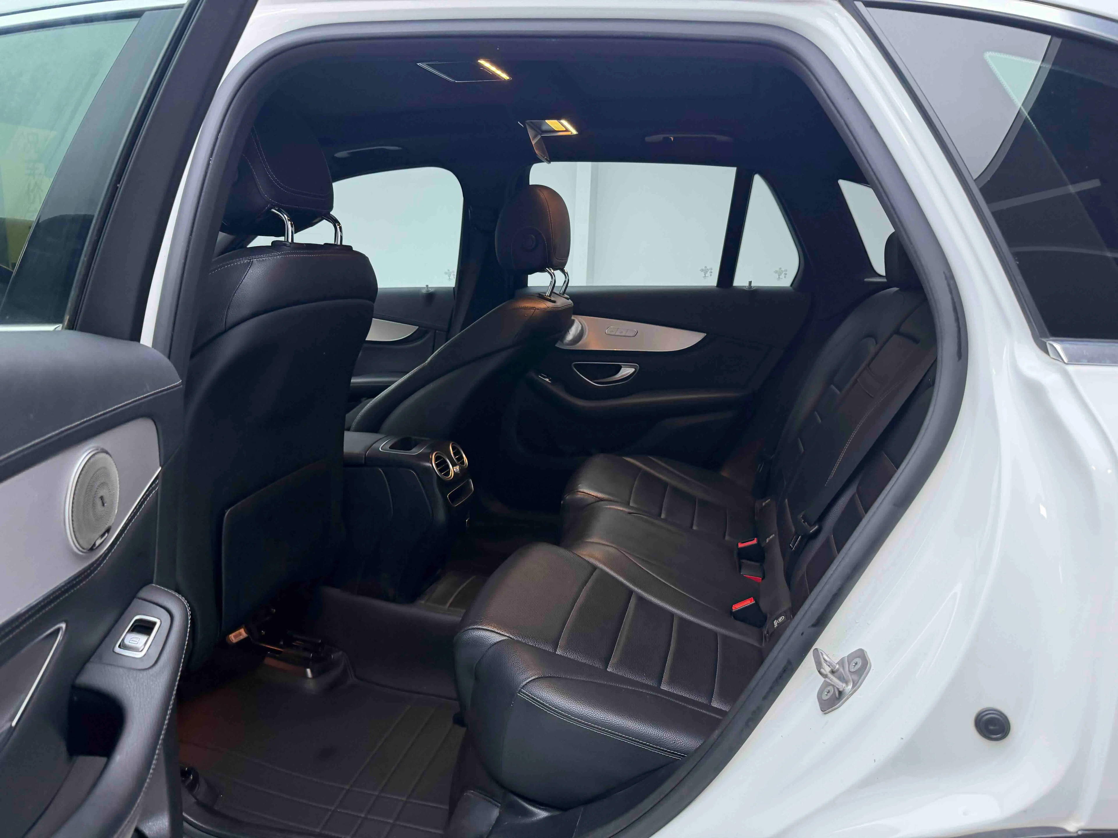 Mercedes Benz GLC260L 4WD - interior