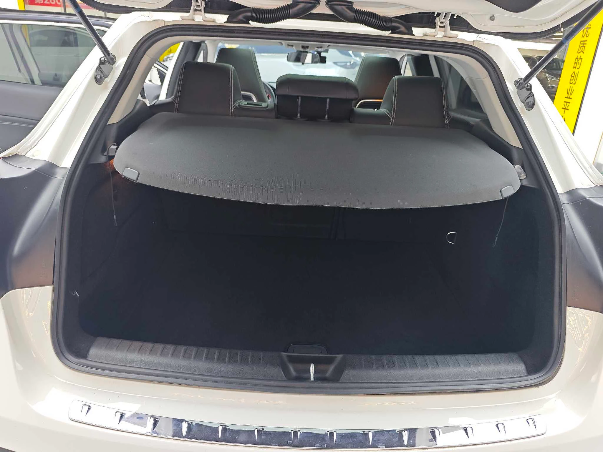 Mercedes Benz GLA200  - interior