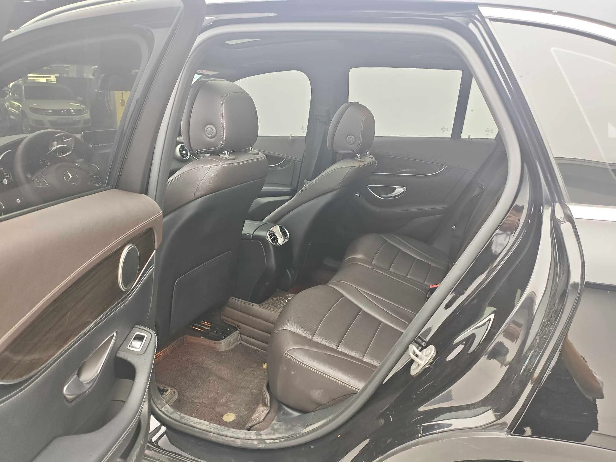 Mercedes Benz GLC260 4 WD - interior