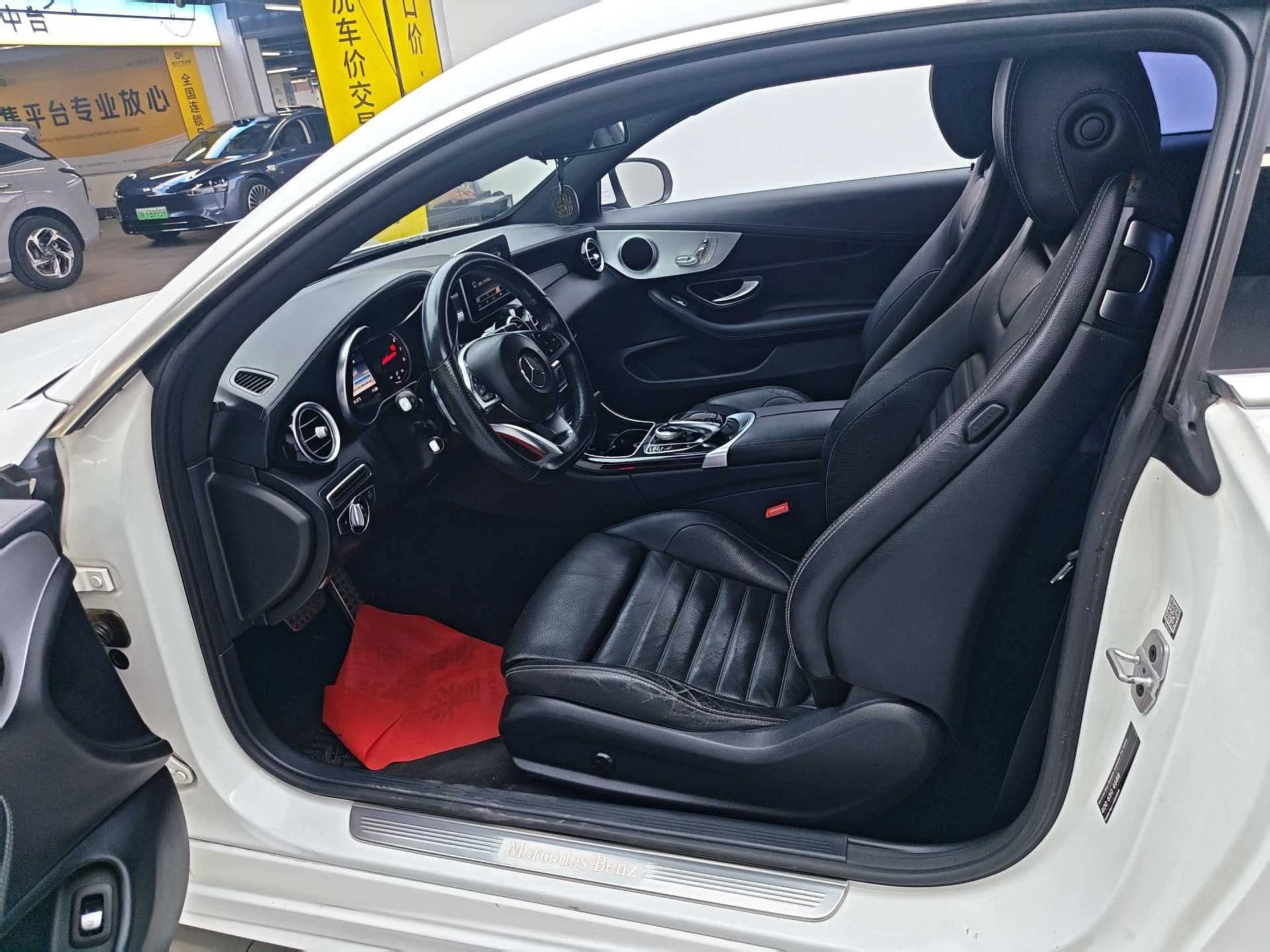 Mercedes Benz C200 - interior