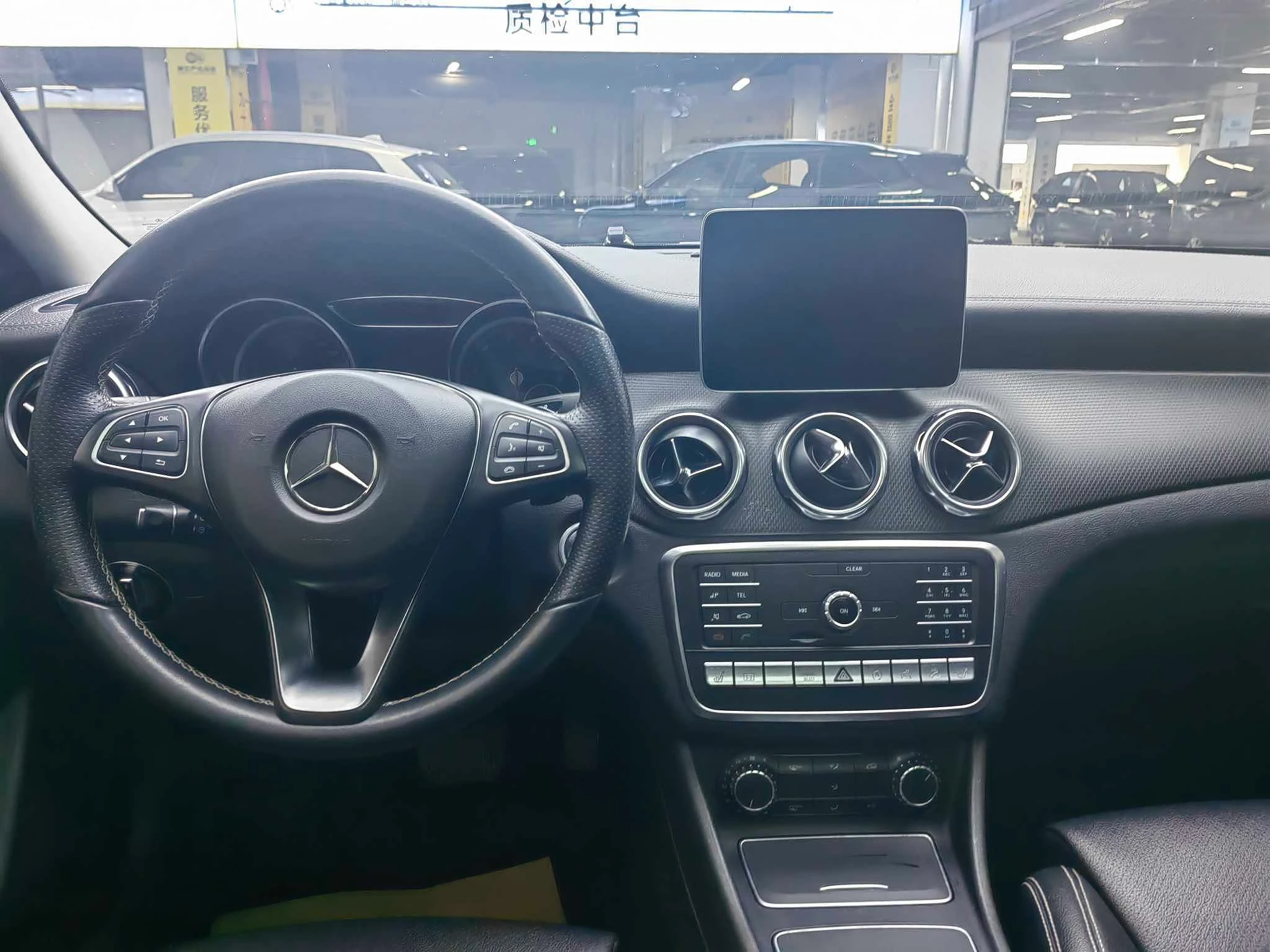 Mercedes Benz GLA220 4WD Sport - interior