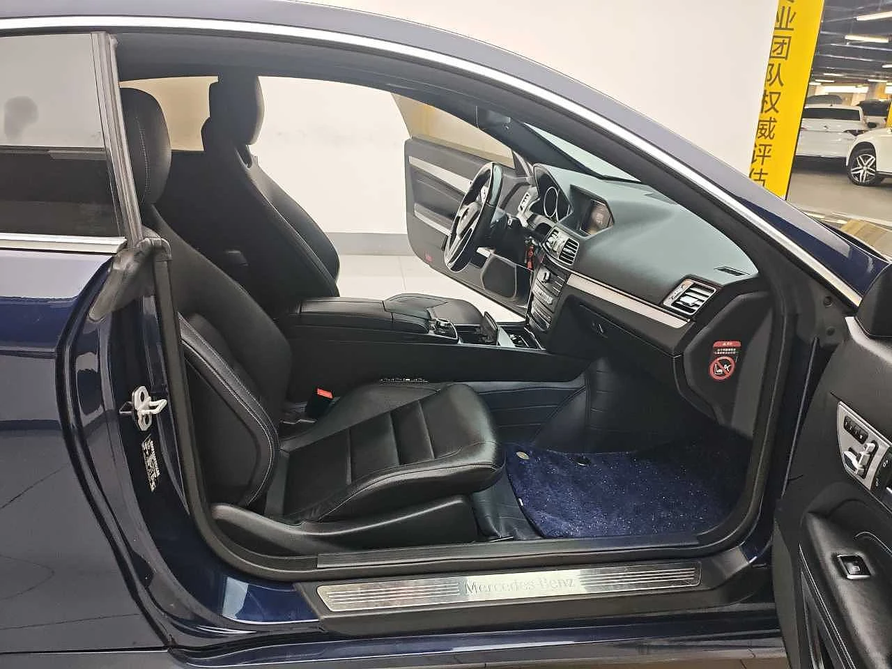 Mercedes Benz E200 - interior