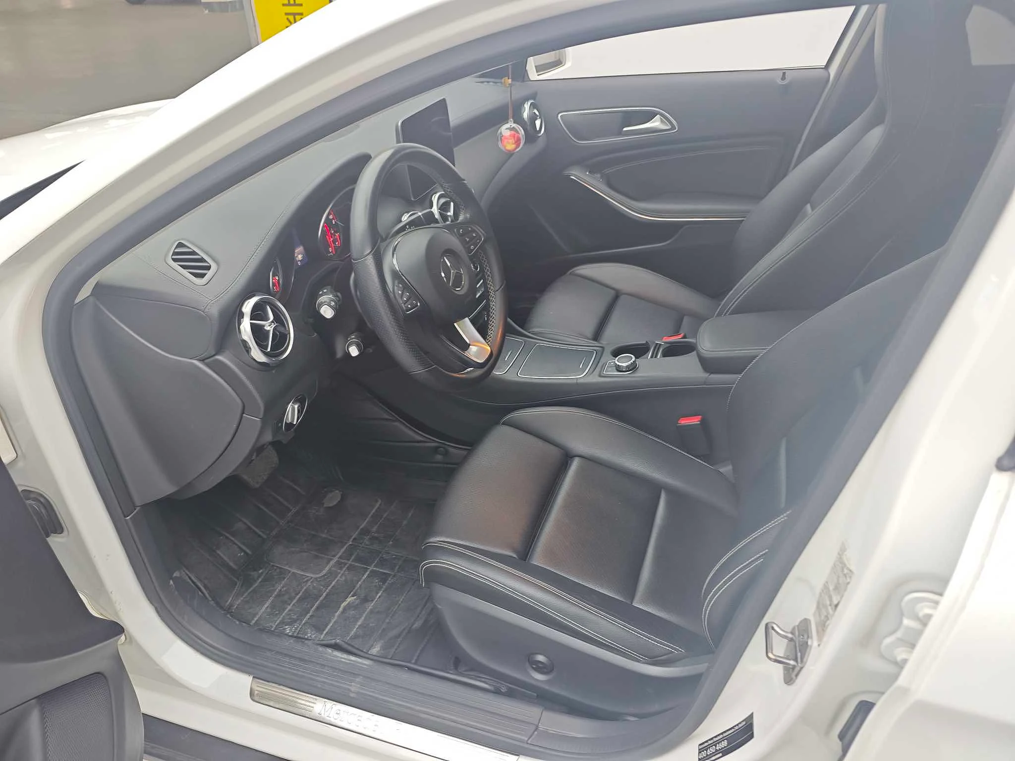 Mercedes Benz GLA200 - interior