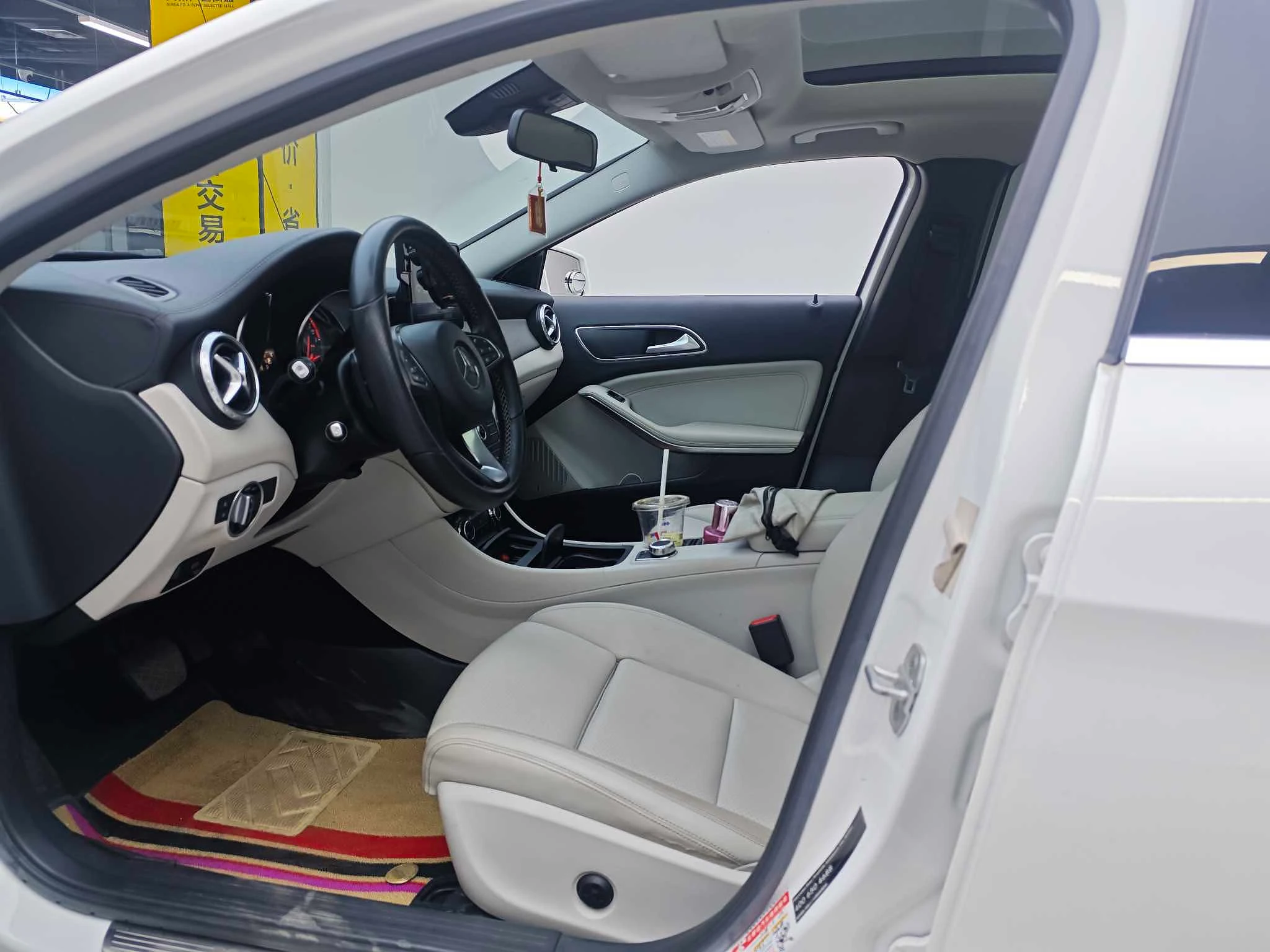 Mercedes Benz GLA200  - interior